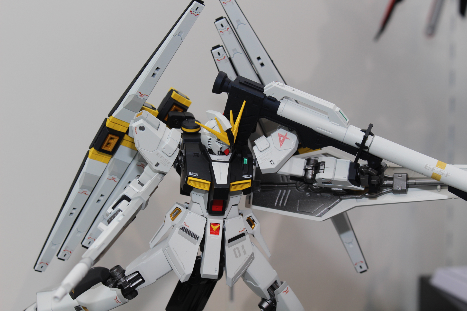 2枚の翼を備えたようなシルエットとなった