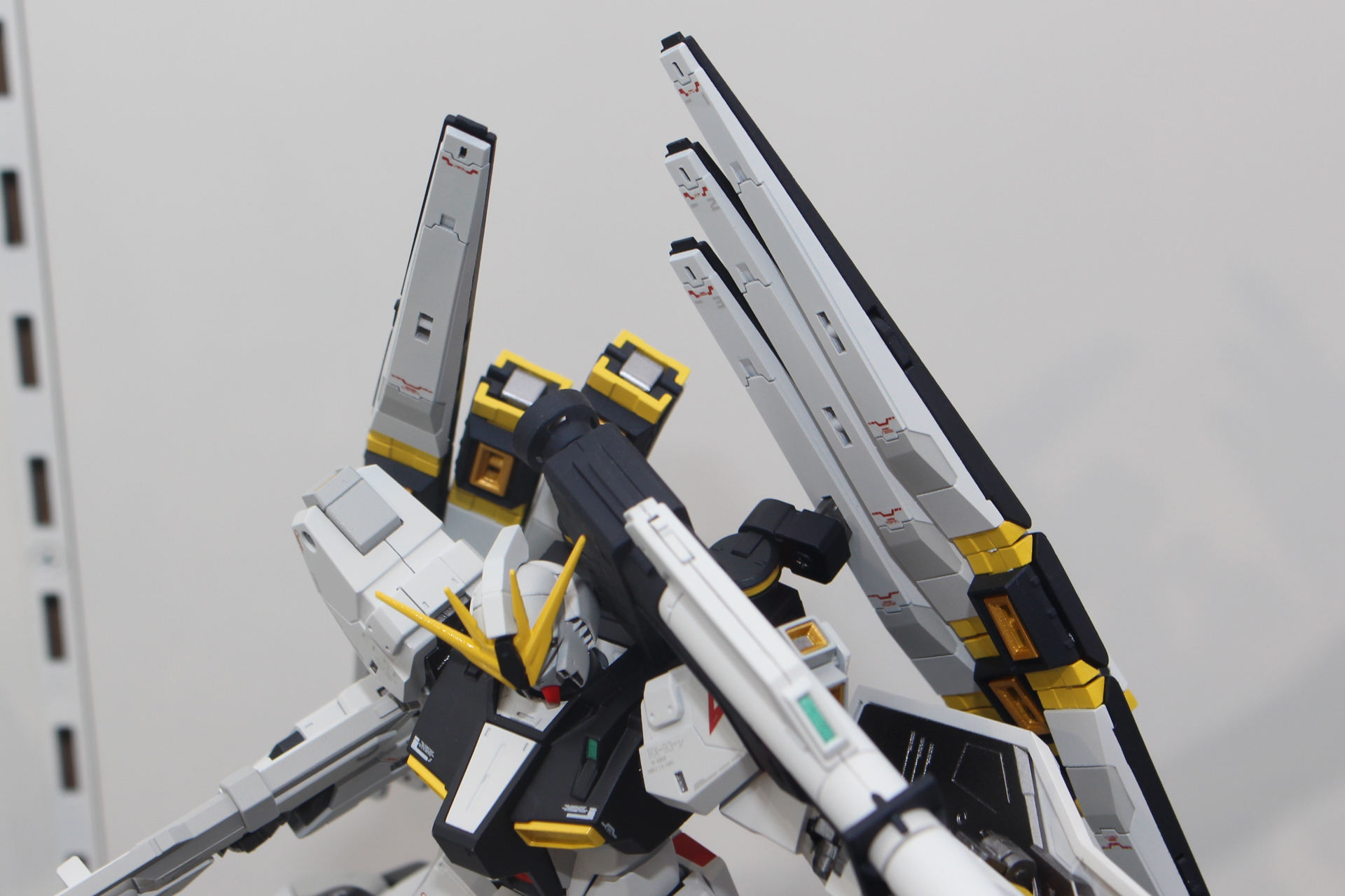 シッポはボールジョイントで可動する