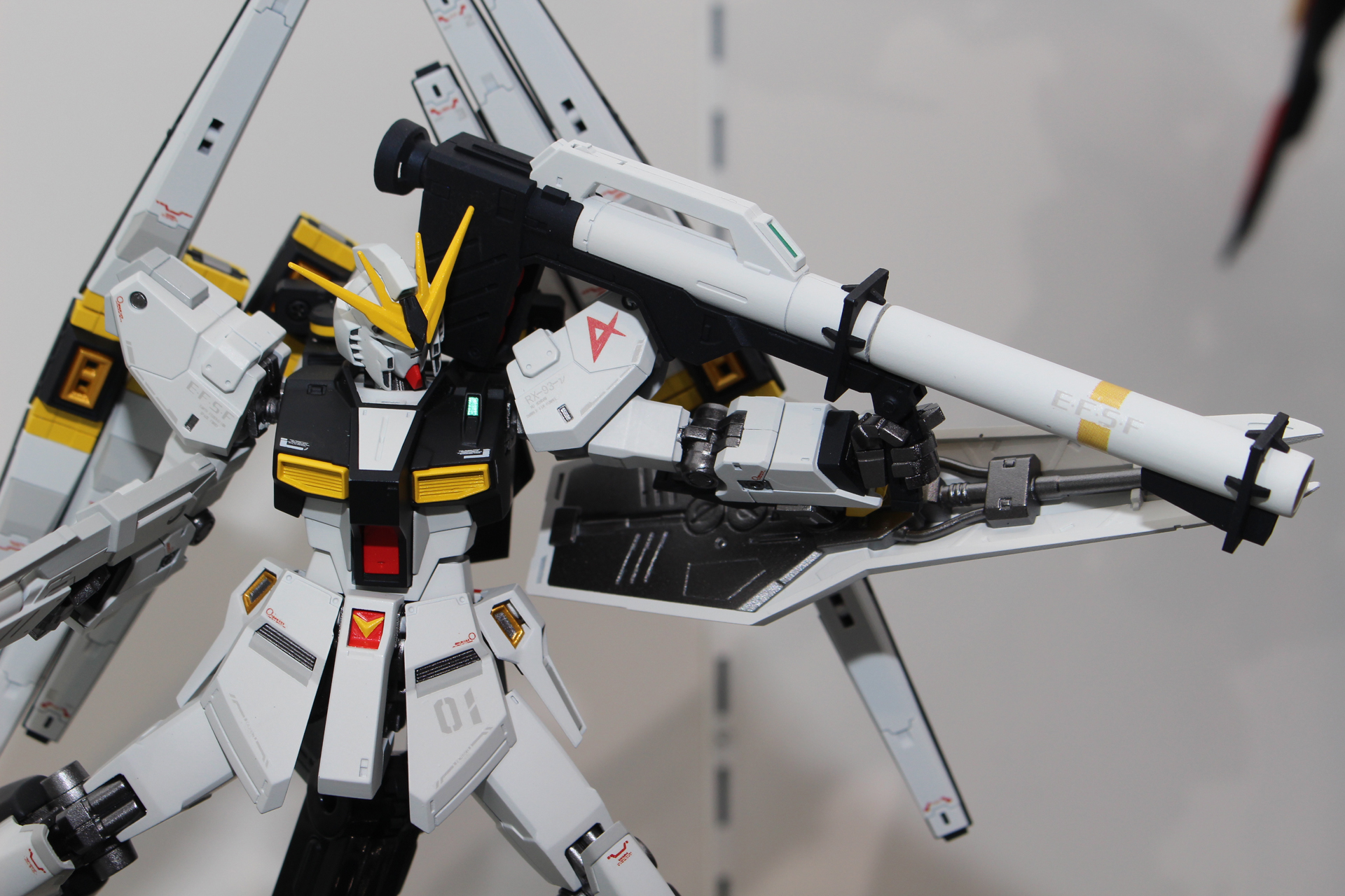 ニュー・ハイパー・バズーカは砲身伸縮のギミックを内蔵。バックパックに懸架もできる