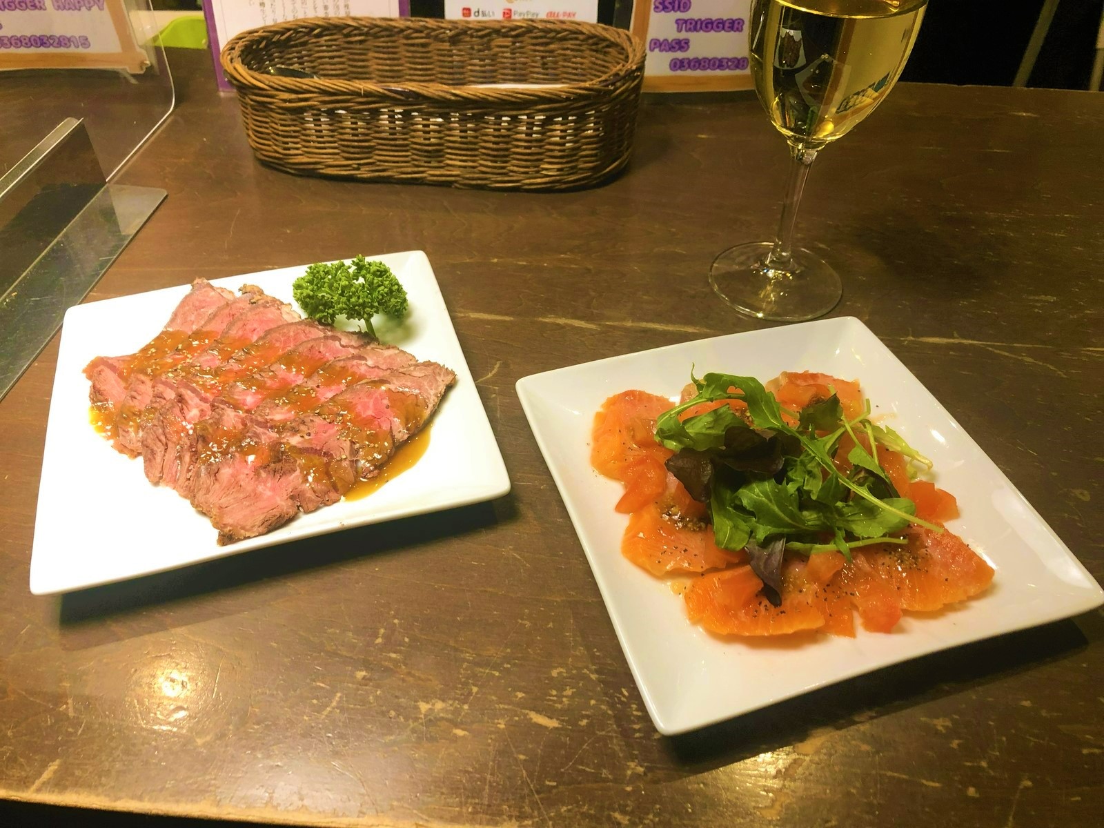 「ローストビーフ」1,210円（税込）と「鮮魚のカルパッチョ」880円（税込）