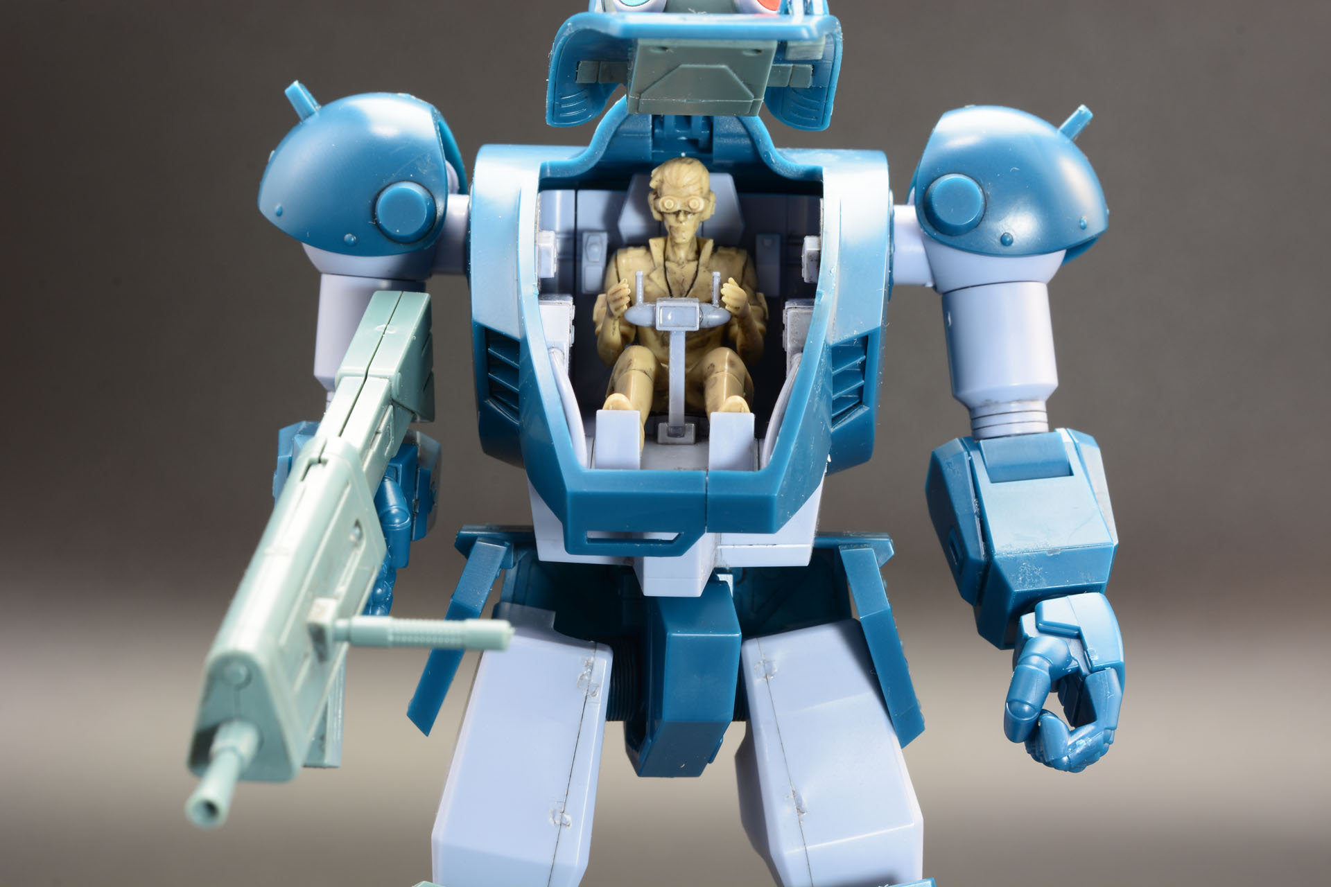 PS(プロ スペック)版はコクピット内部が再現されているのが特徴。座っているのがカン・ユーフィギュアなのが「ボトムズ」ファンをニヤリとさせる