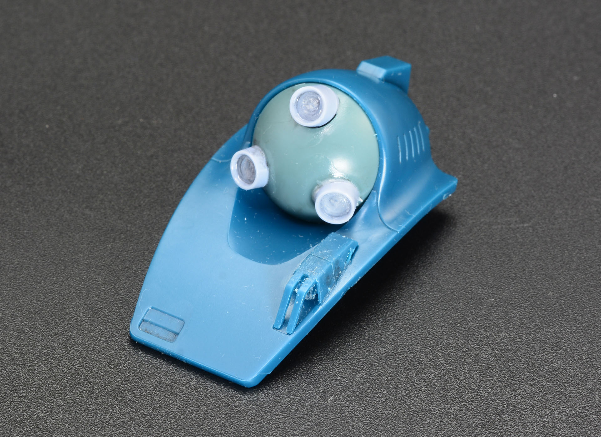 頭部・ハッチ完成。カメラ基部はポリキャップを使用しており回転する