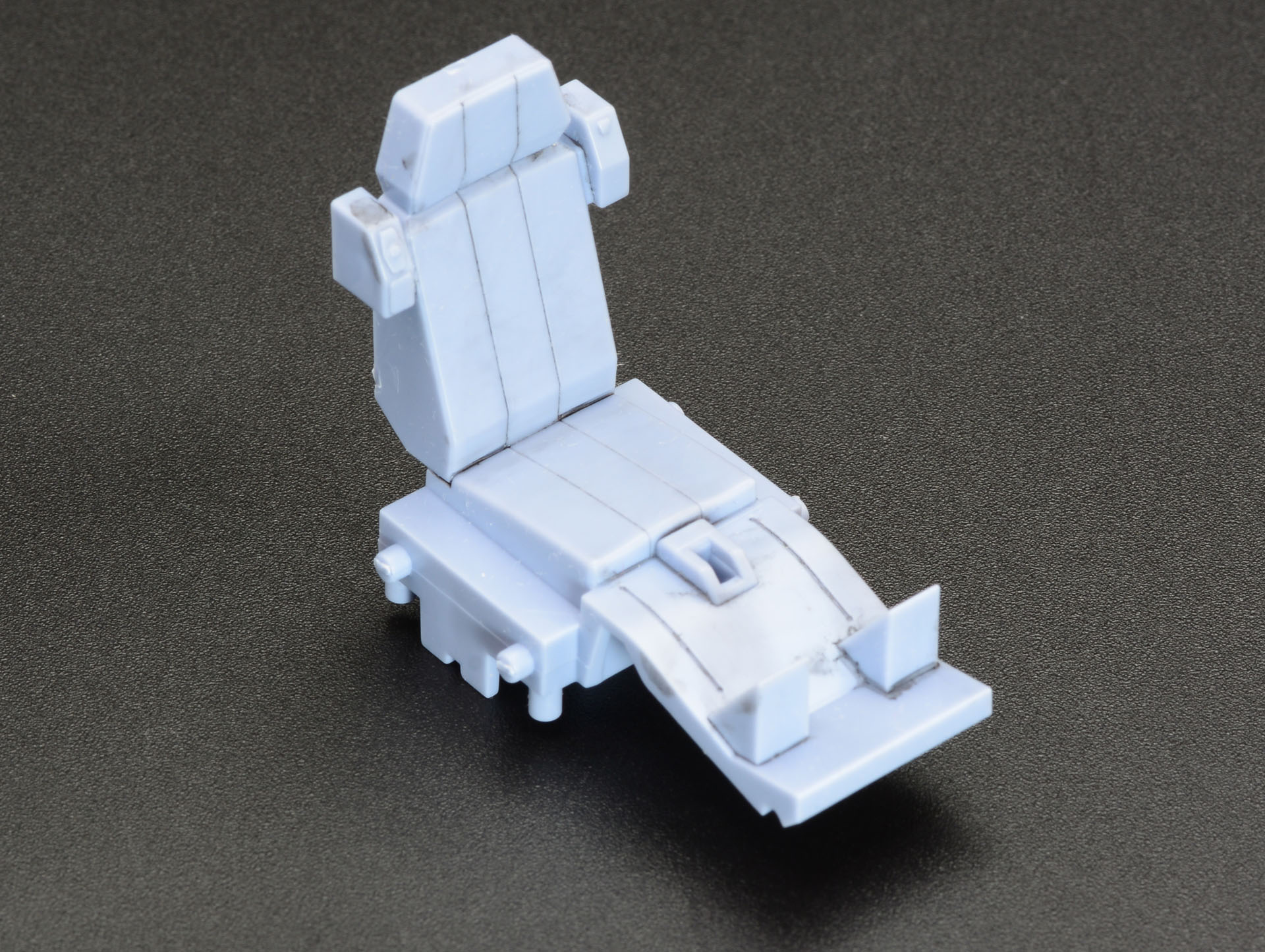 シートにカン・ユーを座らせる。1/35スケールにより、カン・ユーのデザインがはっきりわかる