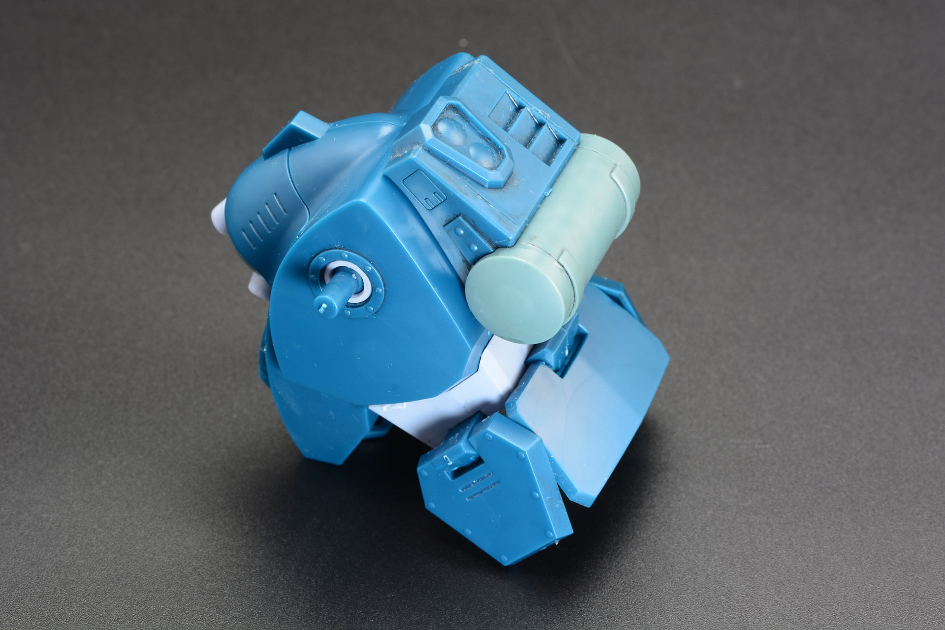 バックパック。ボンベが設定されており、高い機密性とボンベにより、ダイビングビートルは2時間の水中行動が可能