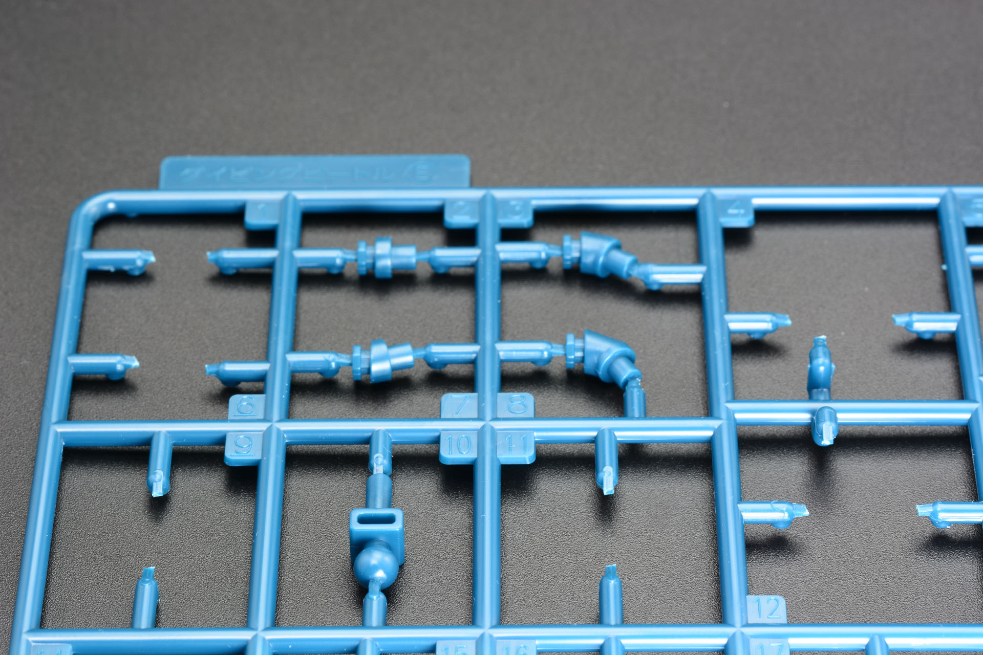 手首パーツは複数用意されており、組み替えることで深く手首が曲げられるようになっている