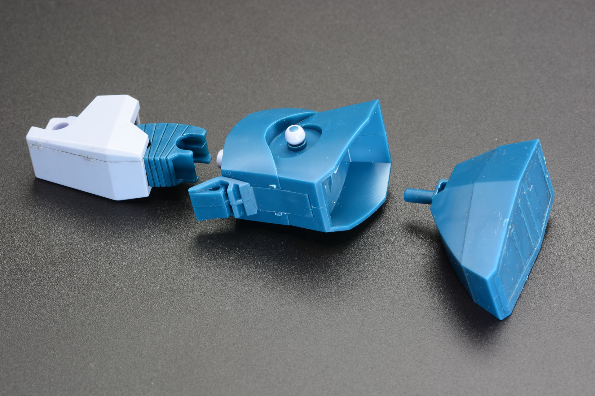 シンプルなデザインだが、関節はしっかり設定されている