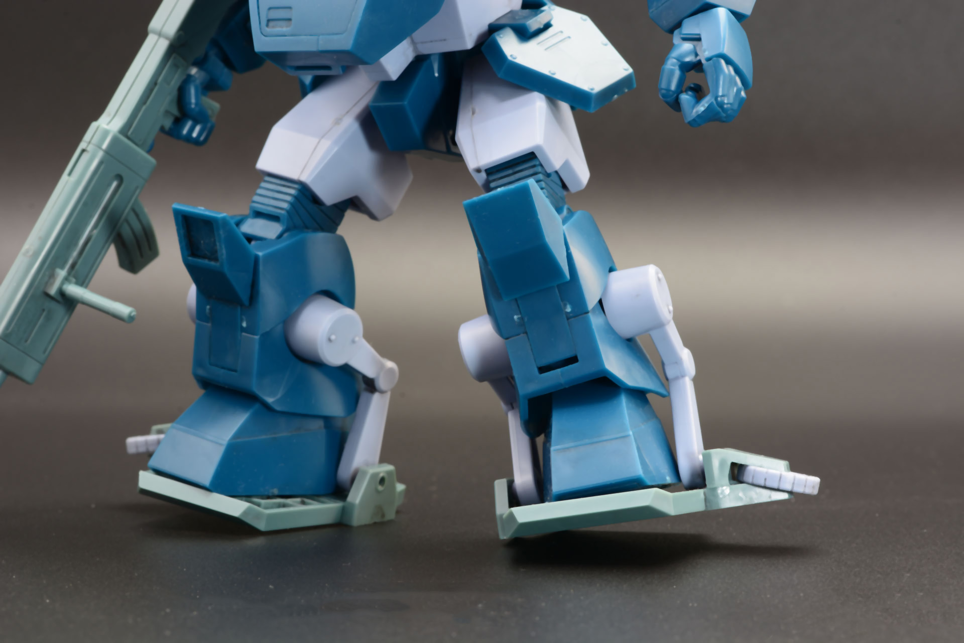 湿地帯用のかんじき。アームを伸ばして足裏に装着する