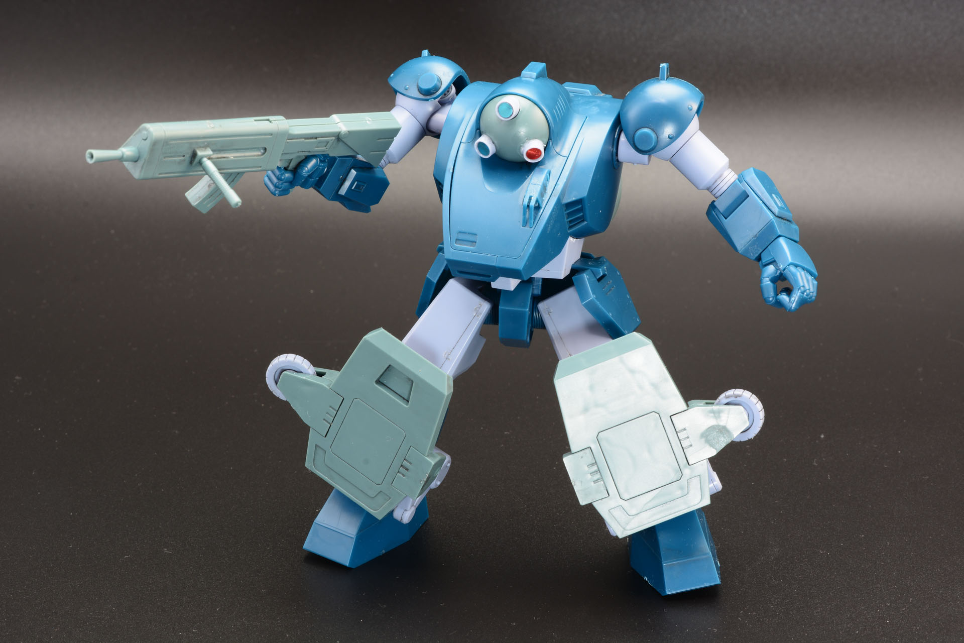 胴体が大きいが武器の両手持ちもしっかりできる