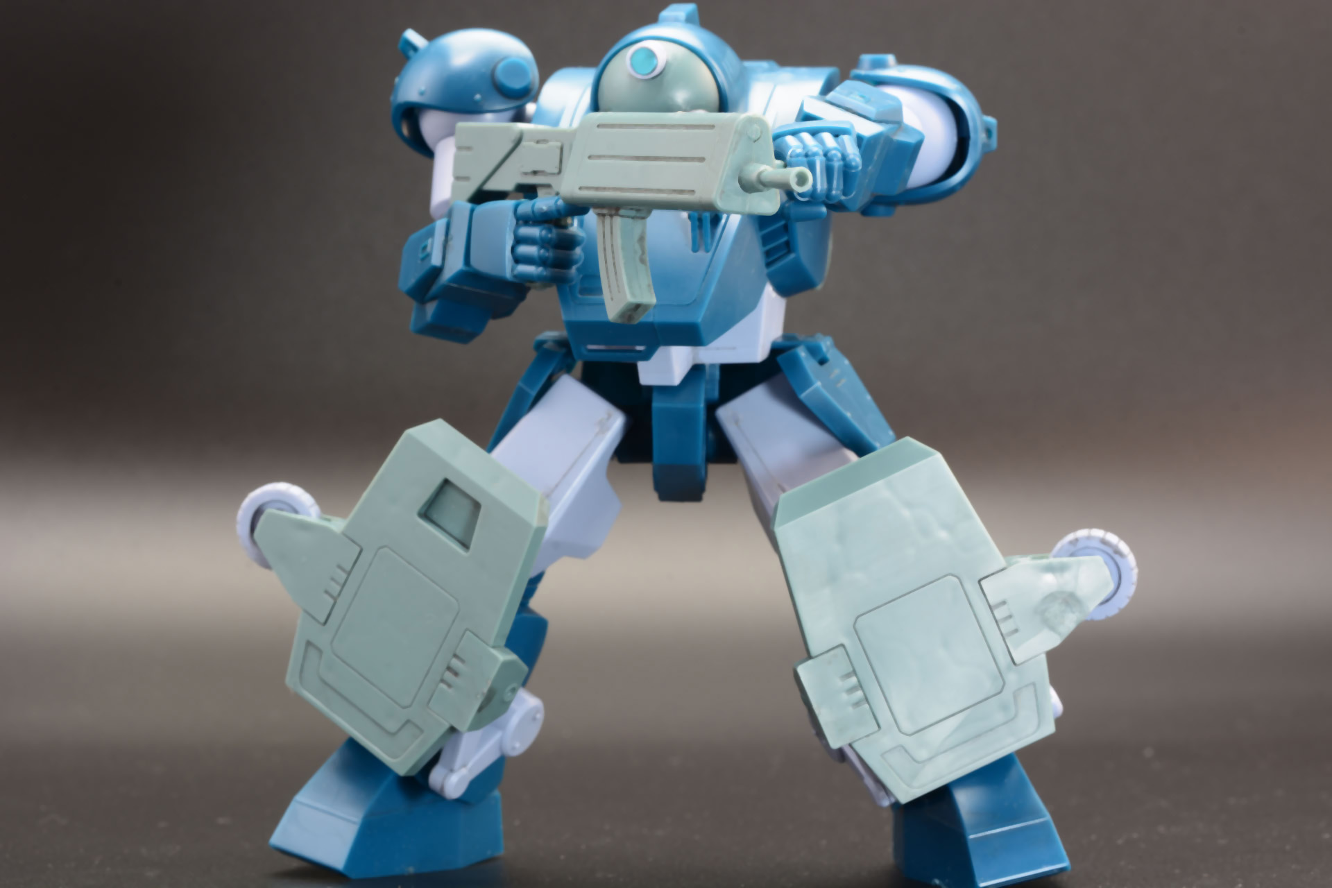 胴体が大きいが武器の両手持ちもしっかりできる