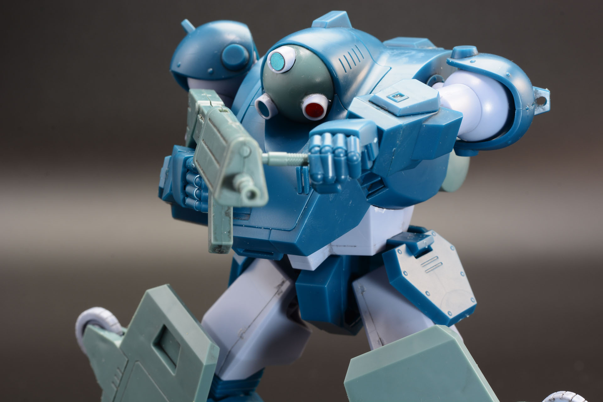 胴体が大きいが武器の両手持ちもしっかりできる