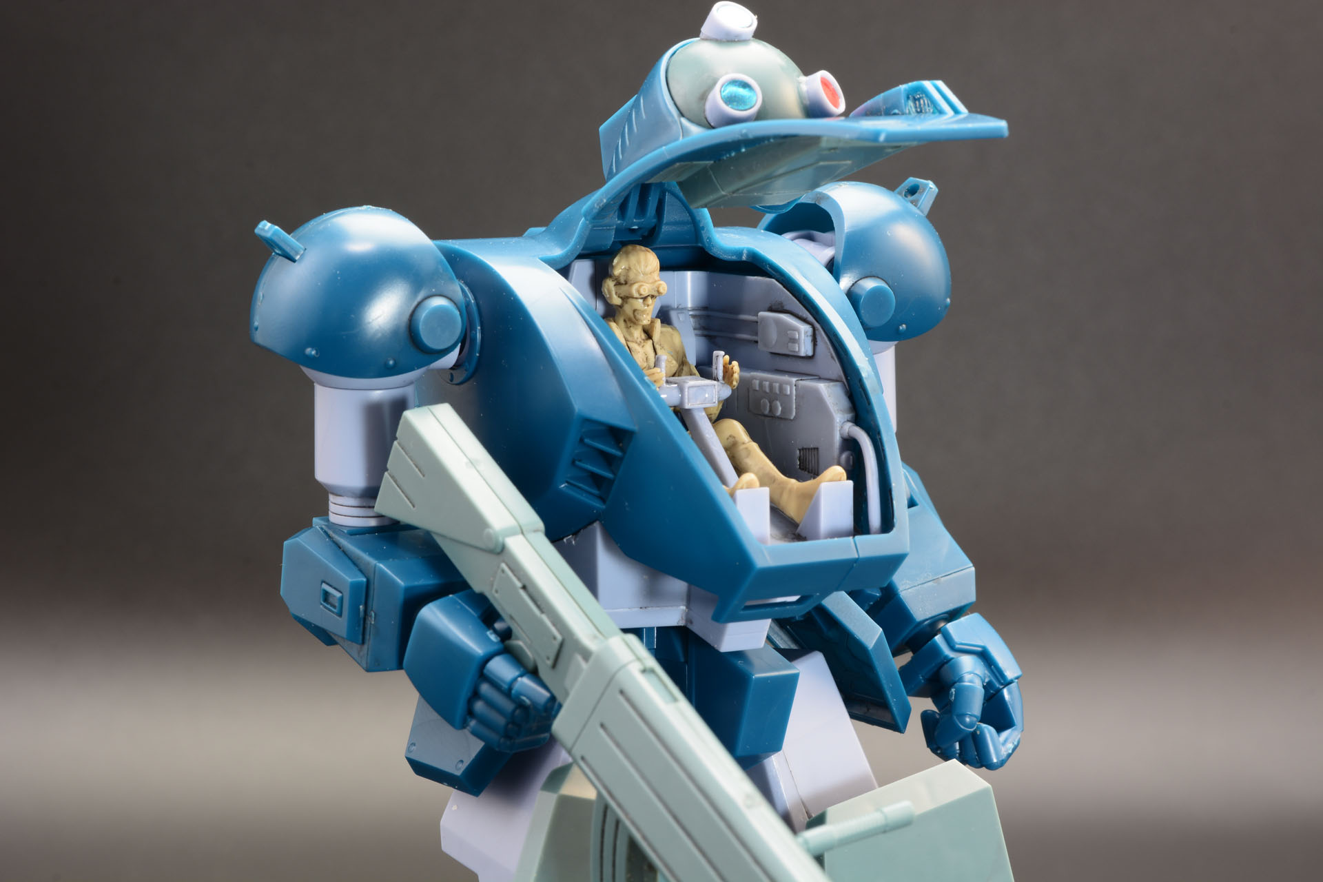 コクピットが開き、ATならではの"大きさ"が想像できるのが楽しい