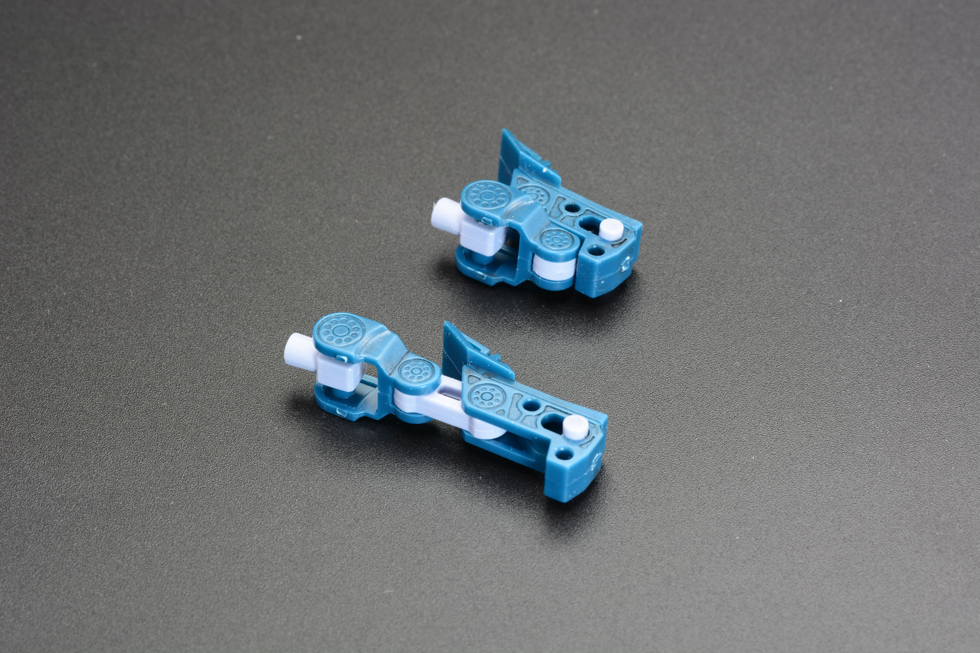 脛の内部に収まる伸縮機構。降着ポーズを再現するための仕掛けだ