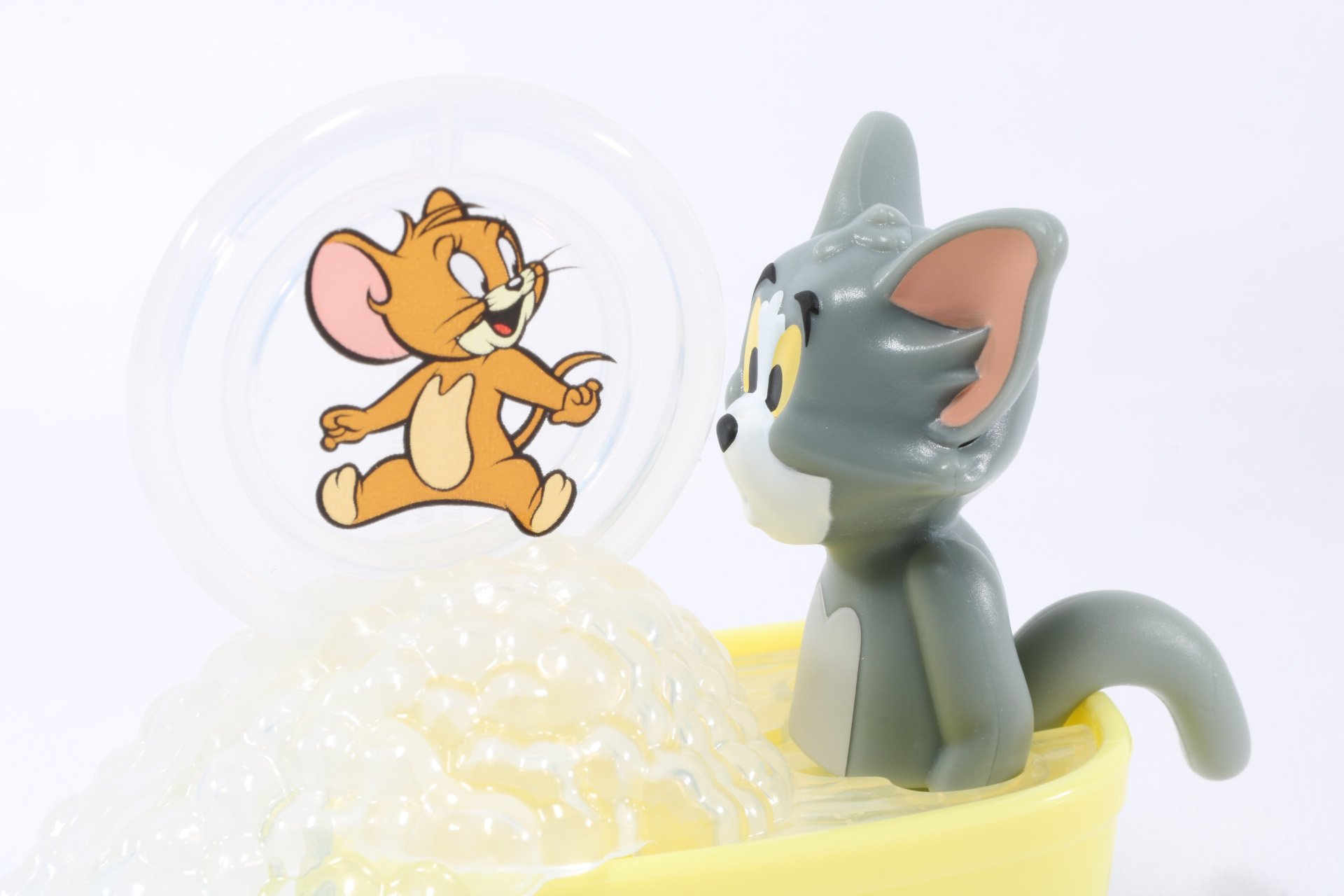 お風呂の泡の上にジェリーをセット