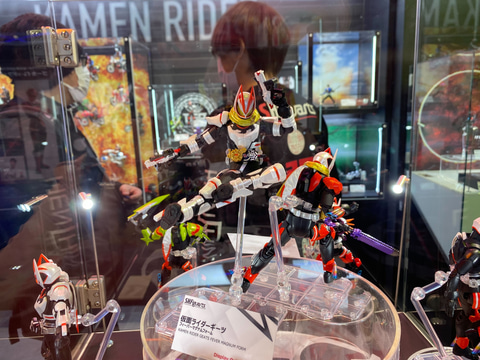 S.H.Figuarts仮面ライダーギーツ　フィーバーマグナムフォーム S.H.Figuarts 仮面ライダーギーツ ブーストマグナムフォーム