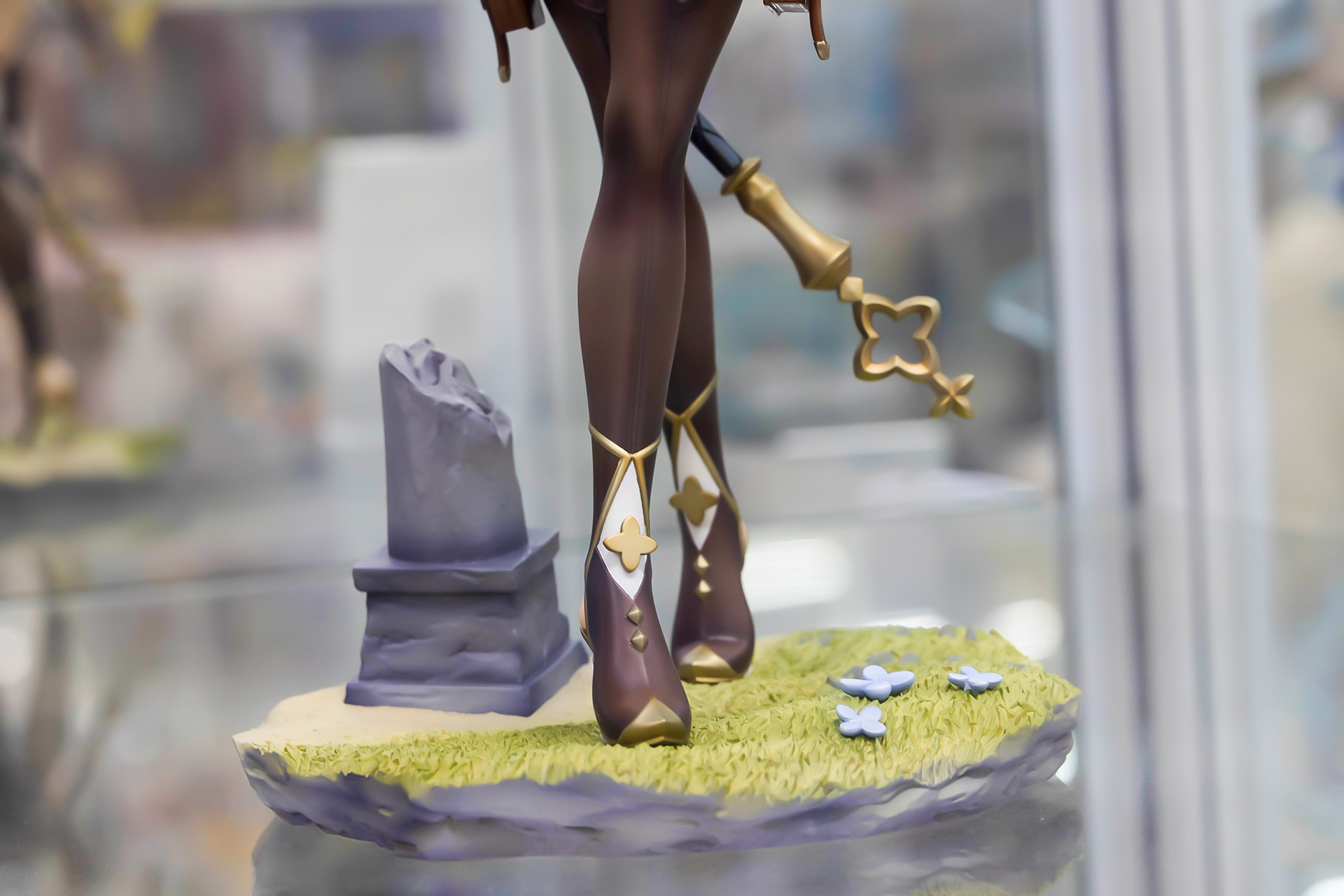 台座部分は、何かの跡地を歩いているような感じで、かなり凝った作りだ