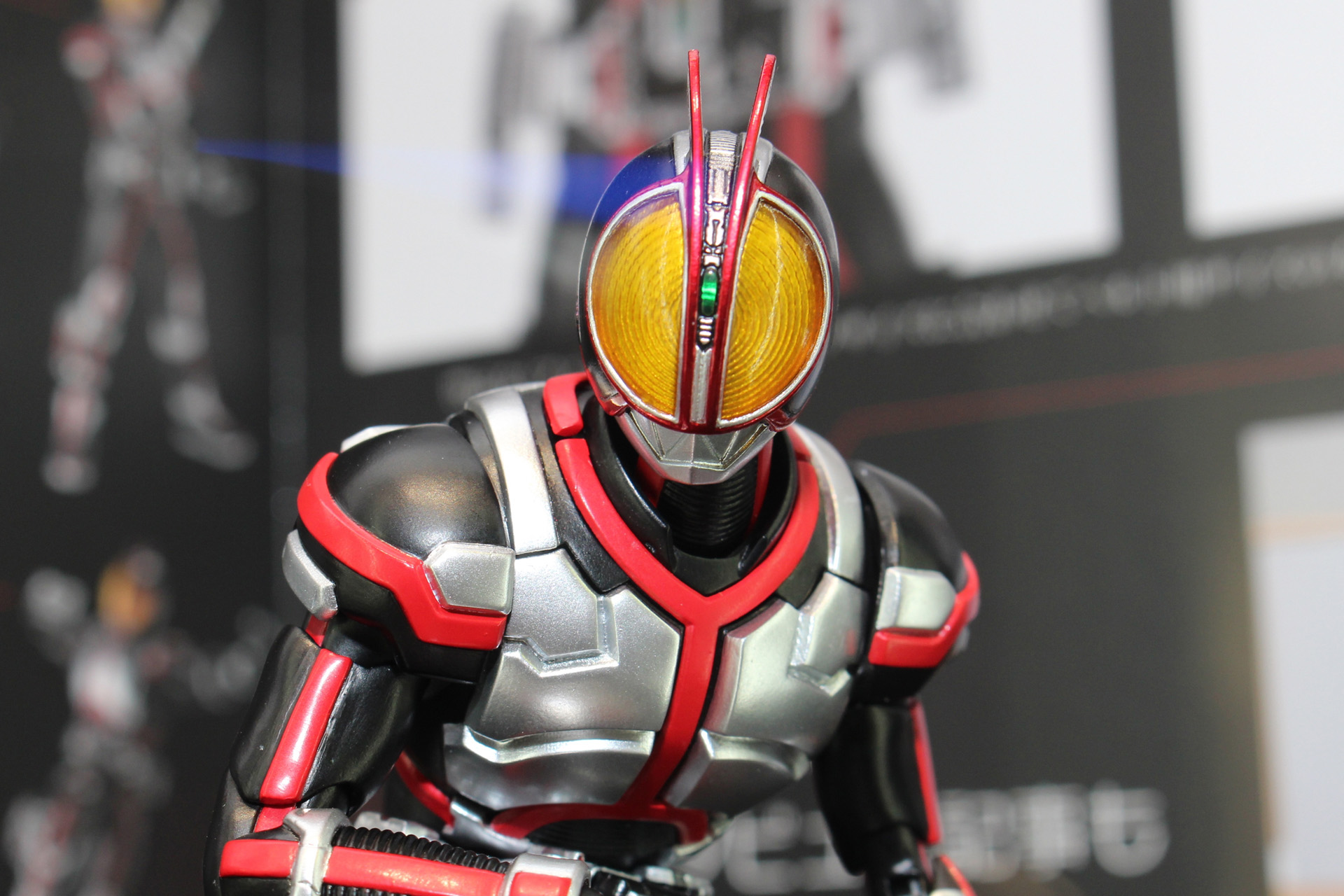 アルティメットファインダーの円のモールドが美しい頭部。細かなモールドや塗装も嬉しい