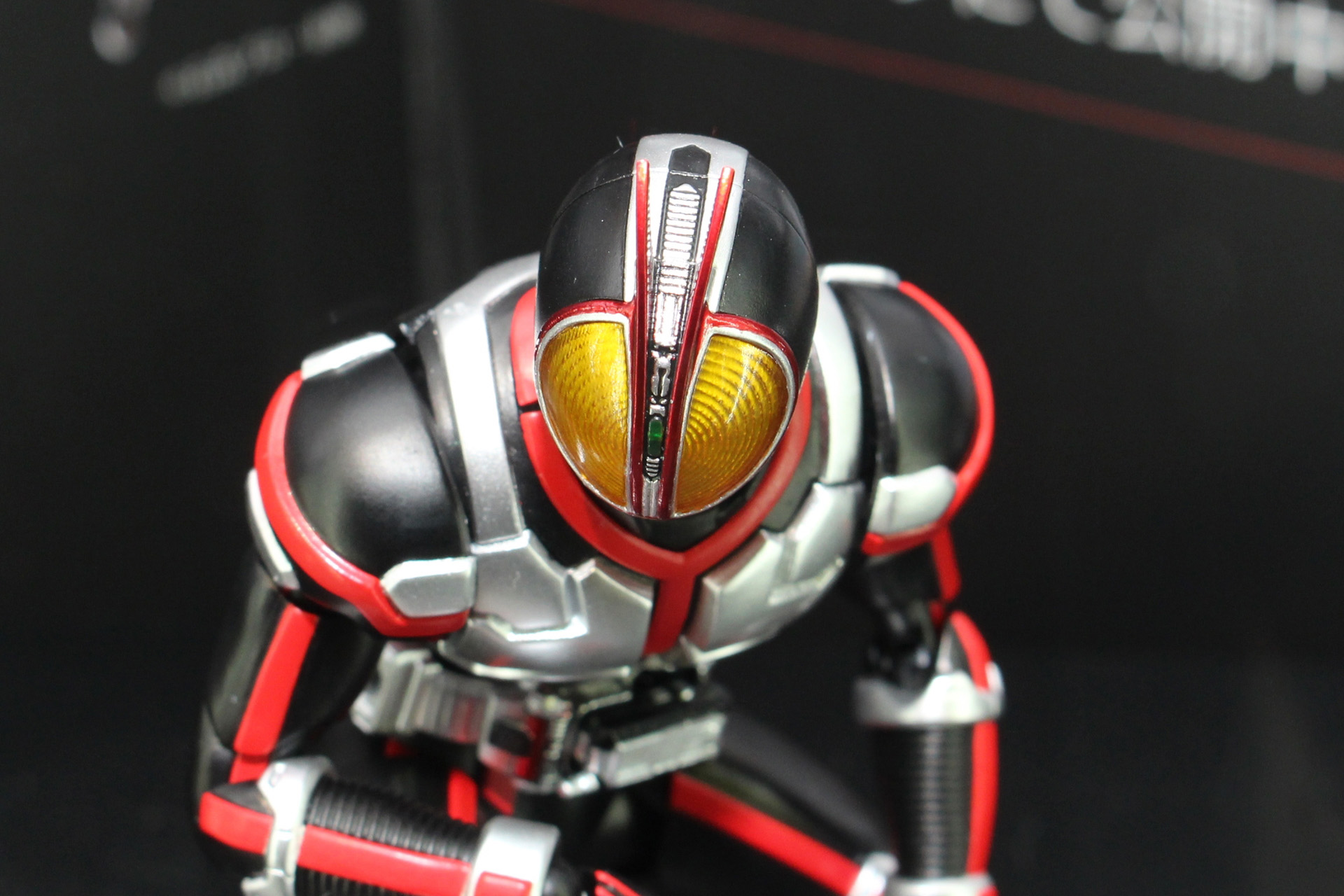 アルティメットファインダーの円のモールドが美しい頭部。細かなモールドや塗装も嬉しい