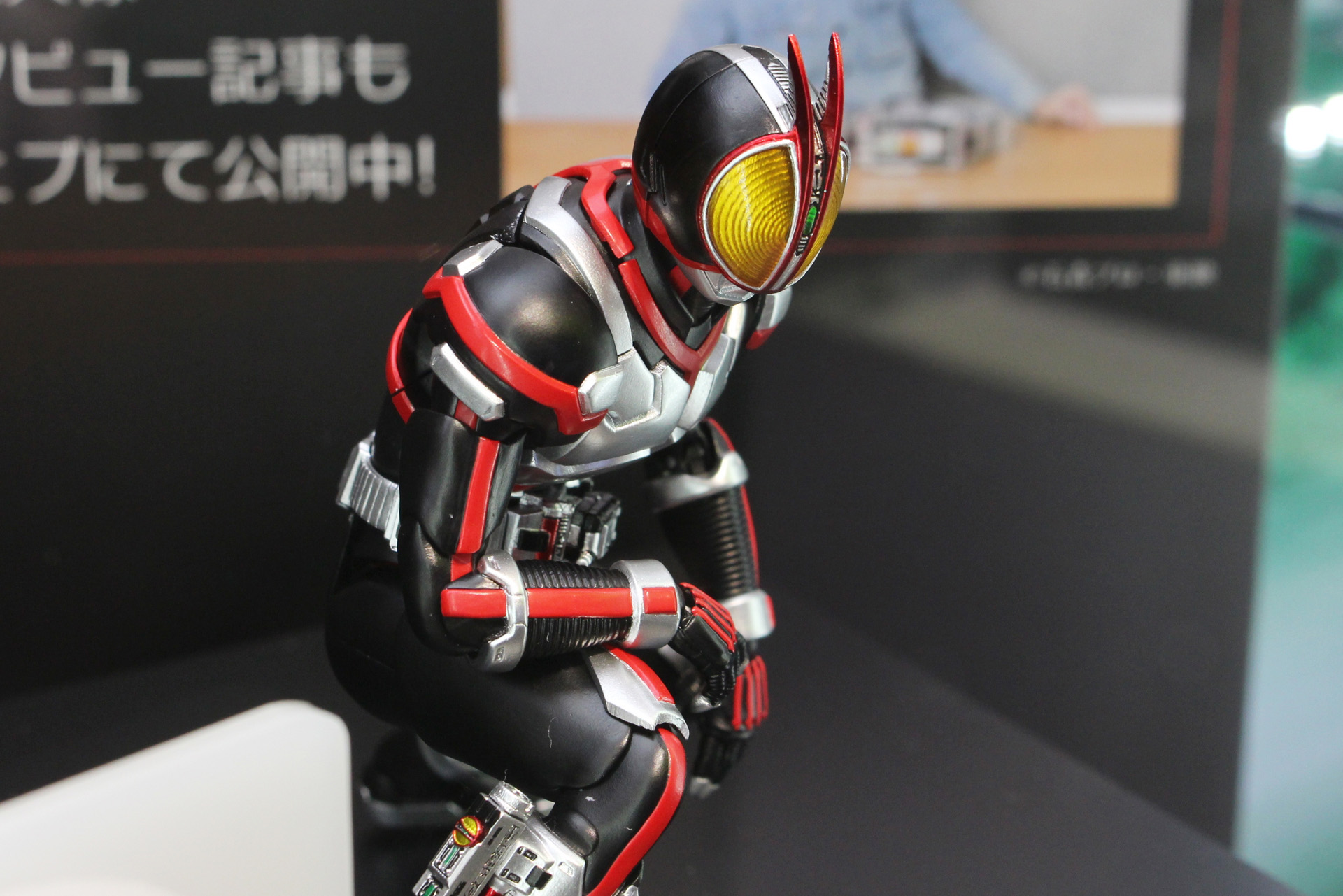 胸部側に固定された肩アーマー。具体的な接続の仕様はまだ未公開だ