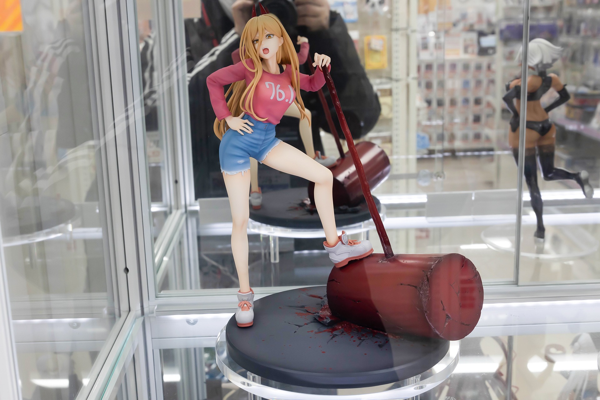 フィギュアのサイズは、全高約270で、頭頂部までは約255mmだ