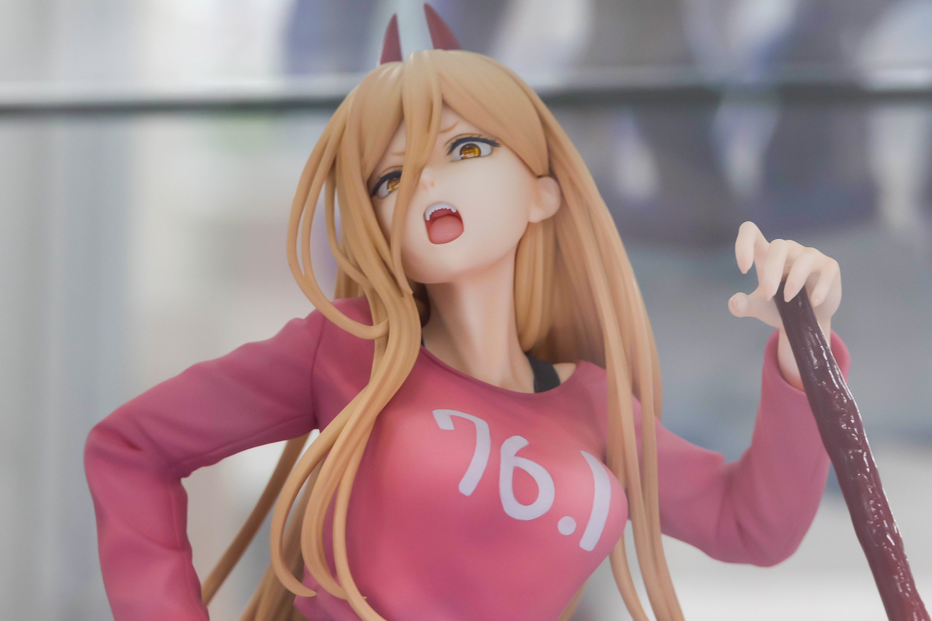 やや下から見ると、見下ろされている感がすごい!?