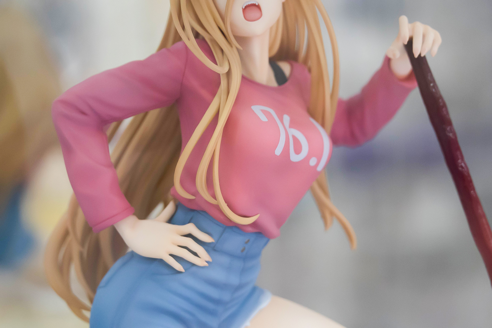 指のツメはかなり尖っており、ネコのように鋭利な武器となりそうだ