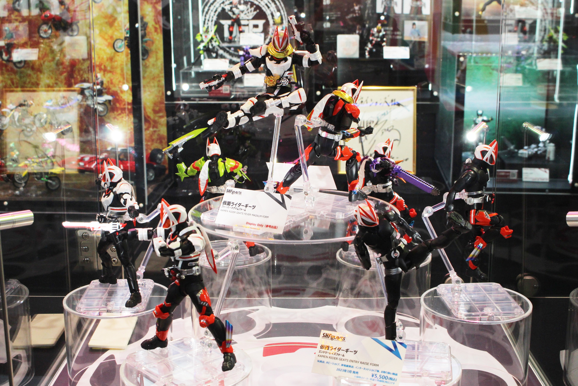「S.H.Figuarts 仮面ライダーギーツ」シリーズの展示コーナー。2つのショーケースに分かれている