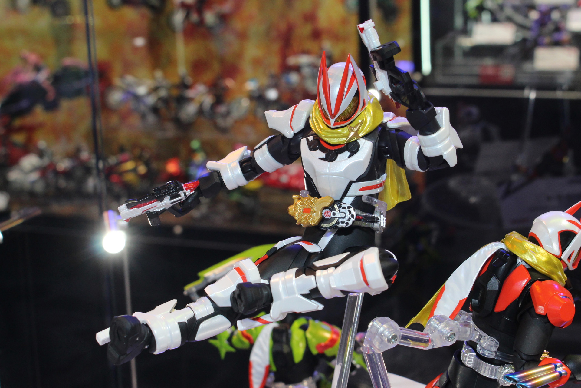 「S.H.Figuarts 仮面ライダーギーツ フィーバーマグナムフォーム」と「S.H.Figuarts 仮面ライダーギーツ フィーバーブーストフォーム」。こちらも参考出品