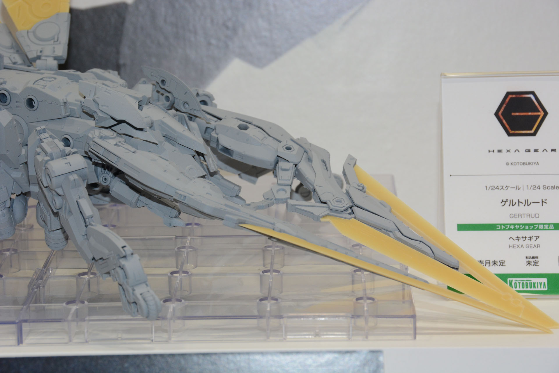 今回は灰色一色の試作品だが、顎や羽根などは素材が異なるものとなるという。成型色による色分けや、デカールなども期待したい