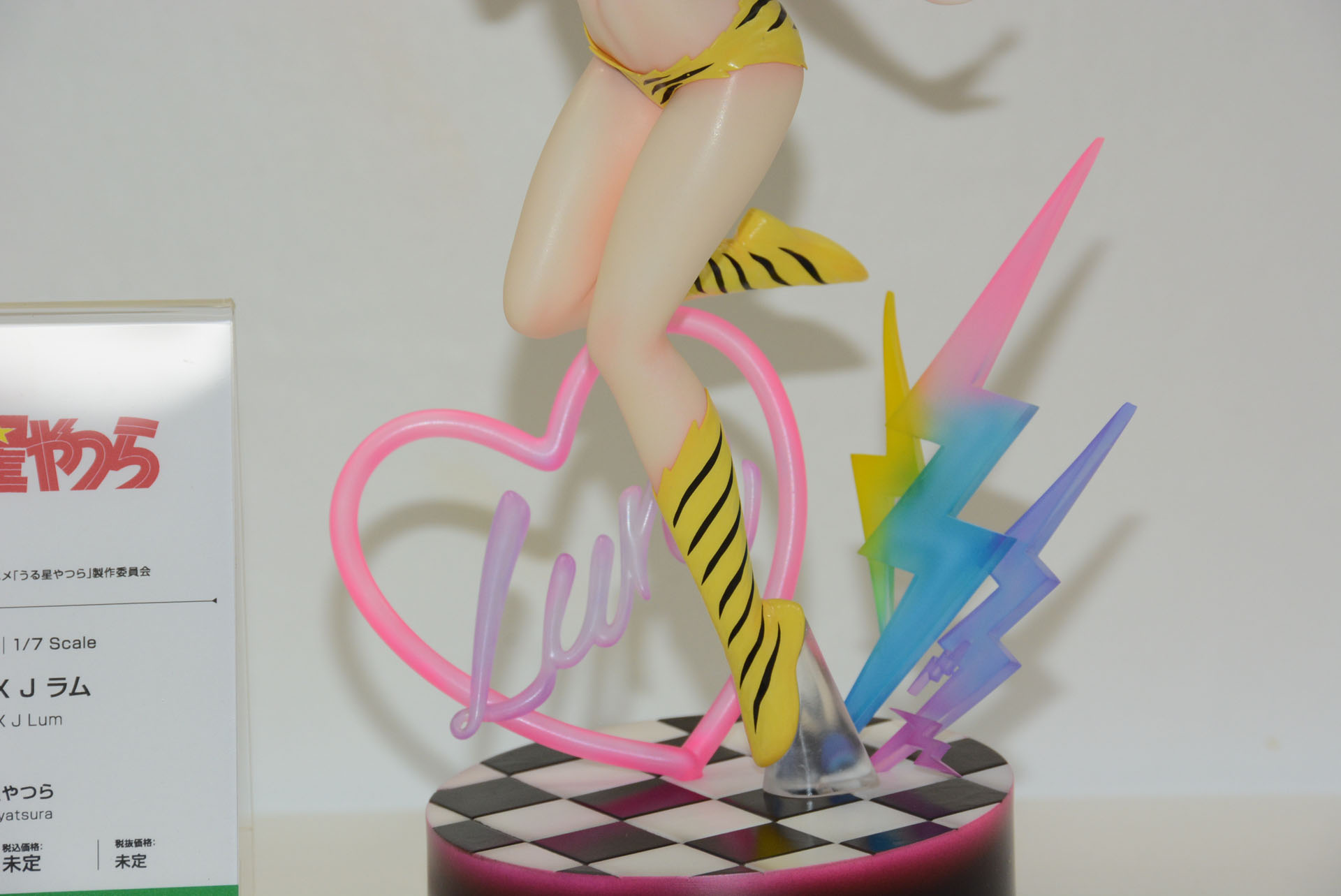 ポップな台座は、見方によっては昭和っぽい