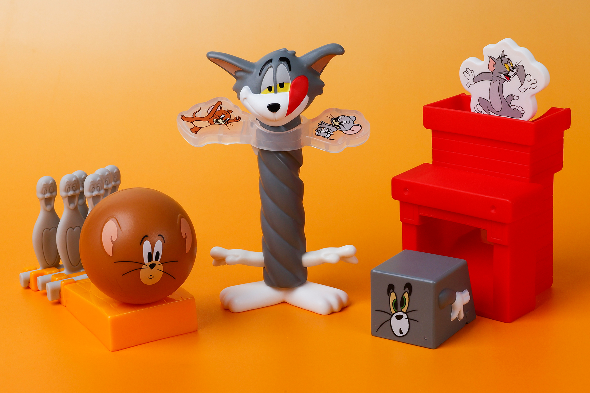 こちらが第1弾（2月10日～2月16日）のハッピーセット「トムとジェリー」に登場するおもちゃ。写真左から「ストライク！トムとジェリー ボウリング」、「たいへん！グルグルになったトム」、「わぁびっくり！四角くなっちゃうトム」