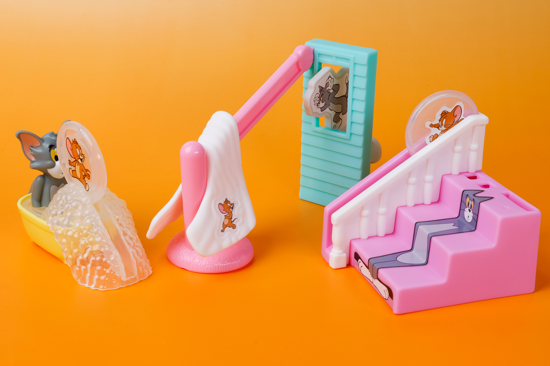 こちらが第2弾（2月17日～2月23日）のハッピーセット「トムとジェリー」に登場するおもちゃ。写真左から「フー！トムとジェリー おふろタイム」、「にげろ！ジェリーとタフィー 大脱出」、「ダンダン！かいだんになっちゃたトム」