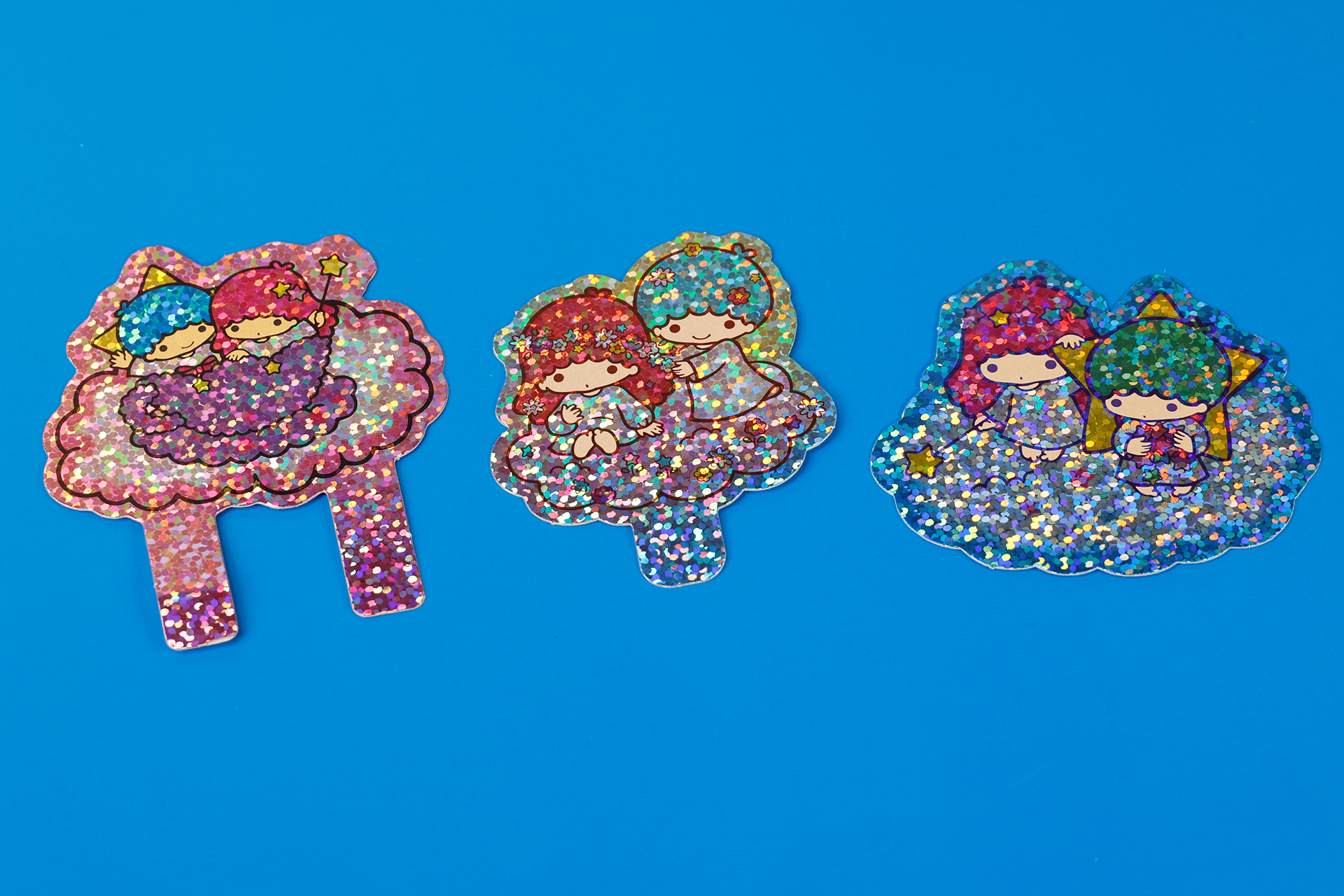 ハッピーセット「リトルツインスターズ」の共通点のひとつとして、各おもちゃにはキキ＆ララのキラキラカードが付属している