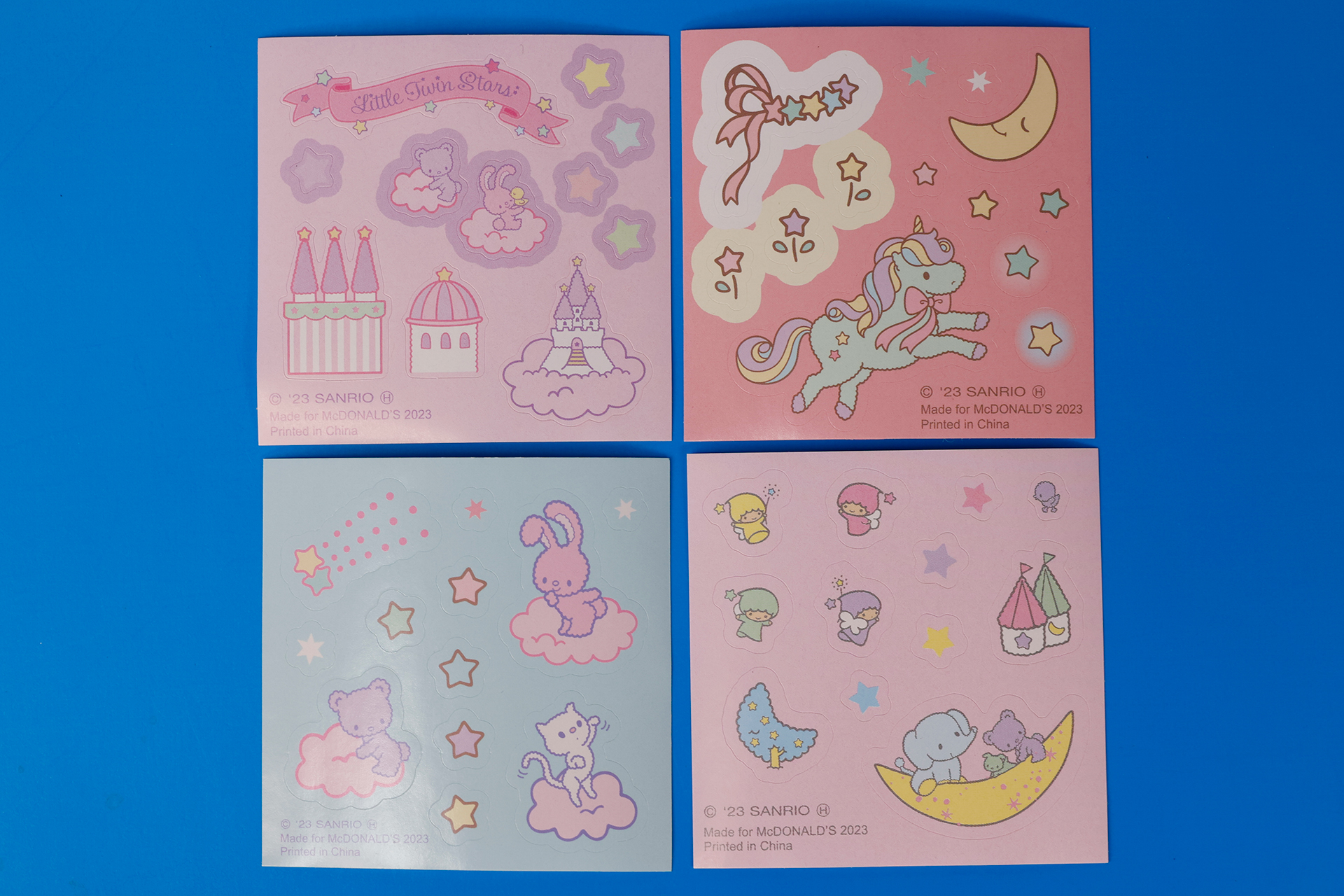 特に使い方は指定されていないが、自由に貼ってデコレーションを楽しむためのシールも付属している