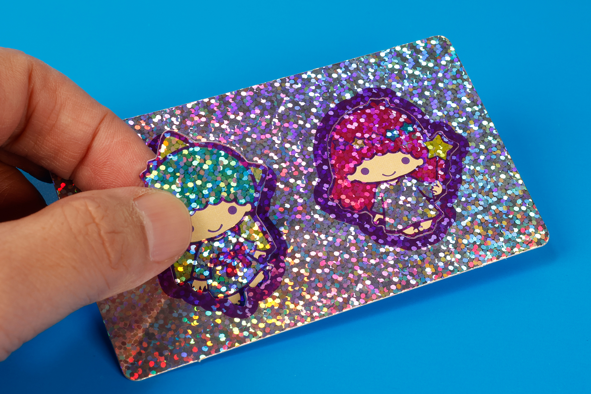 遊ぶ前に、キラキラカードを台紙から切り離しておこう