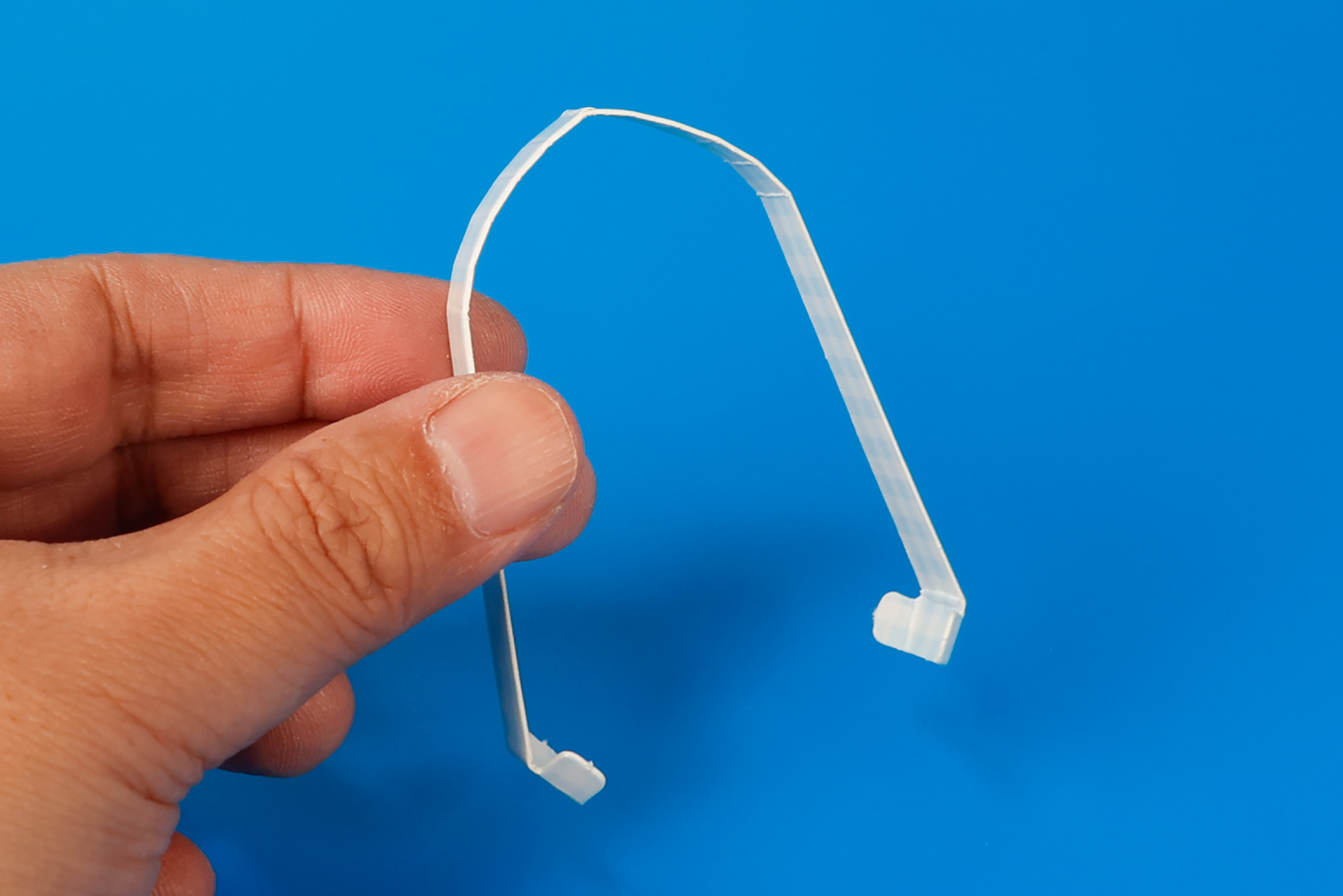 バッグのハンドルパーツは、折り目に沿って形を作っていこう