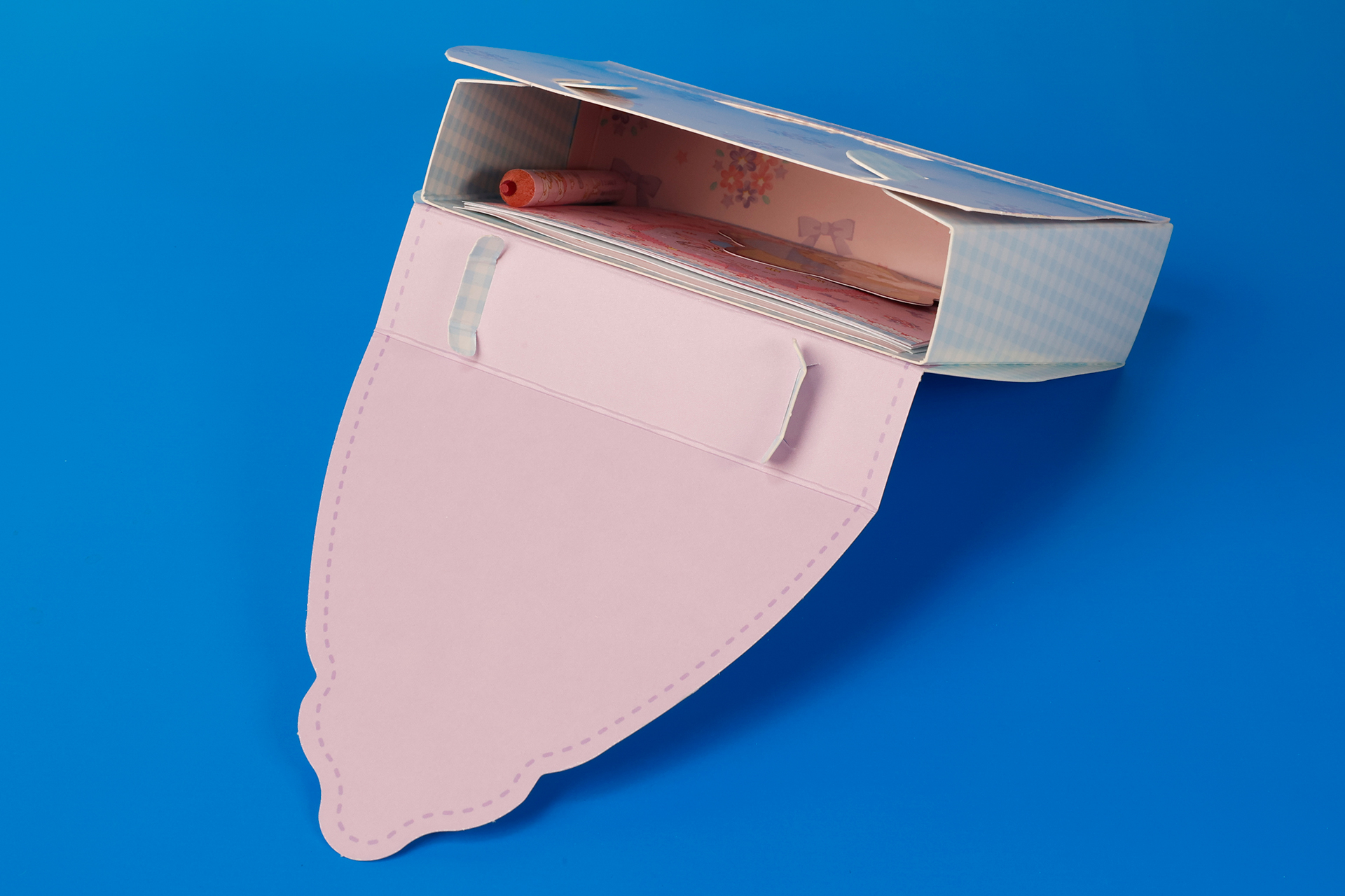 付属している鉛筆やぬりえシートなどをしまっておこう