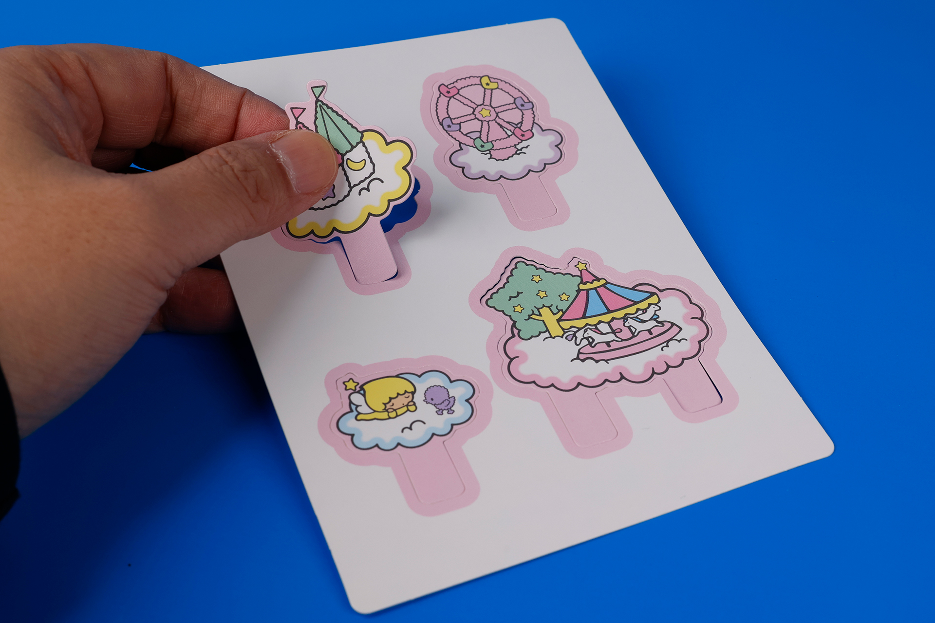 まずは、キャラクターカードをシートから切り離していこう