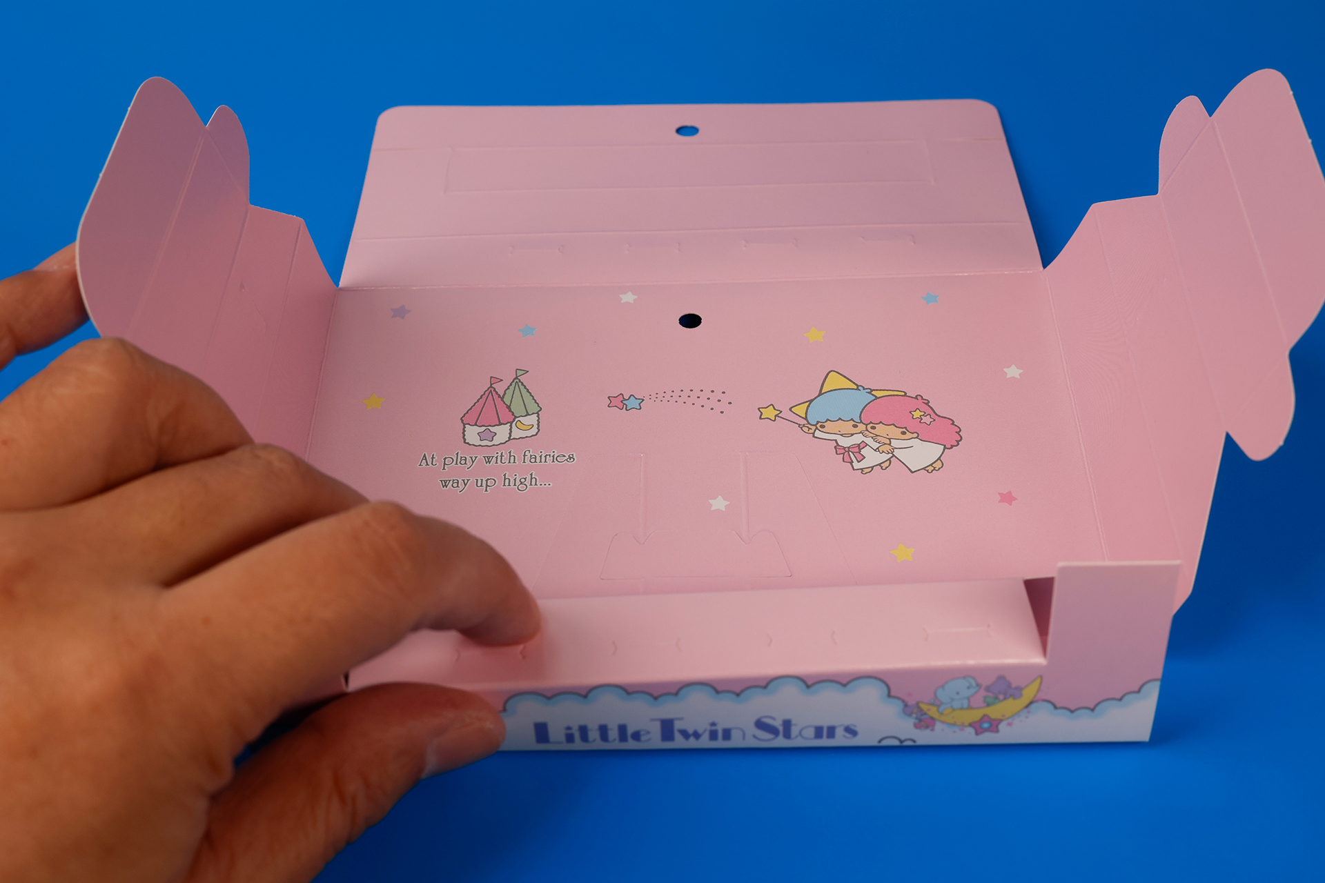 説明書を確認しながらおもちゃを組み立てていく