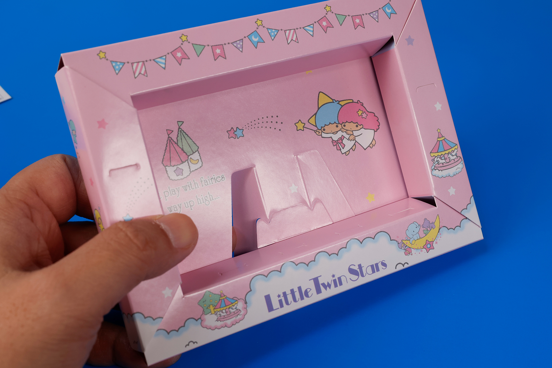 フォトフレームの両サイドは上下のパーツを入れ込む形で組み上げていく