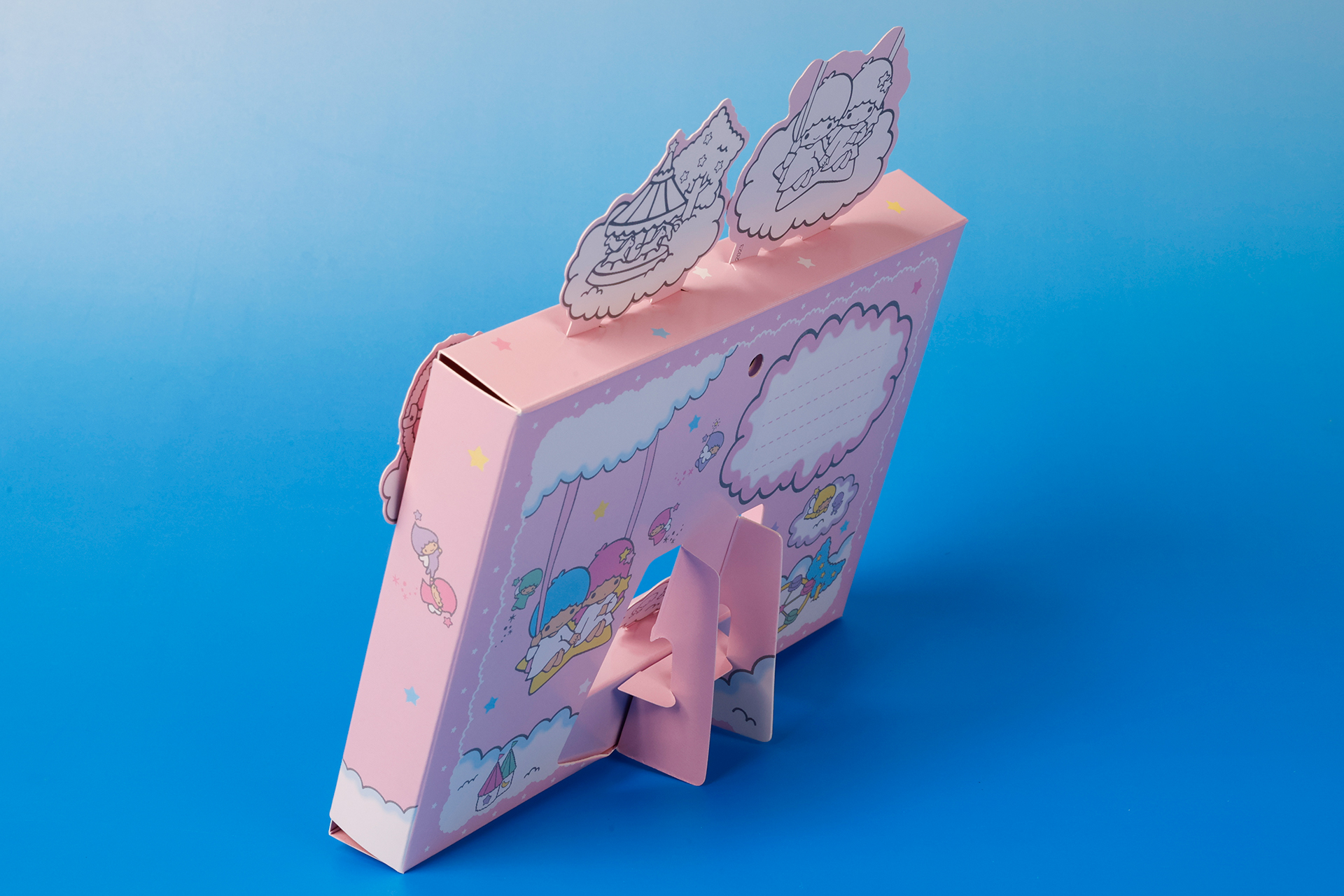 側面や裏面にもイラストが描かれている