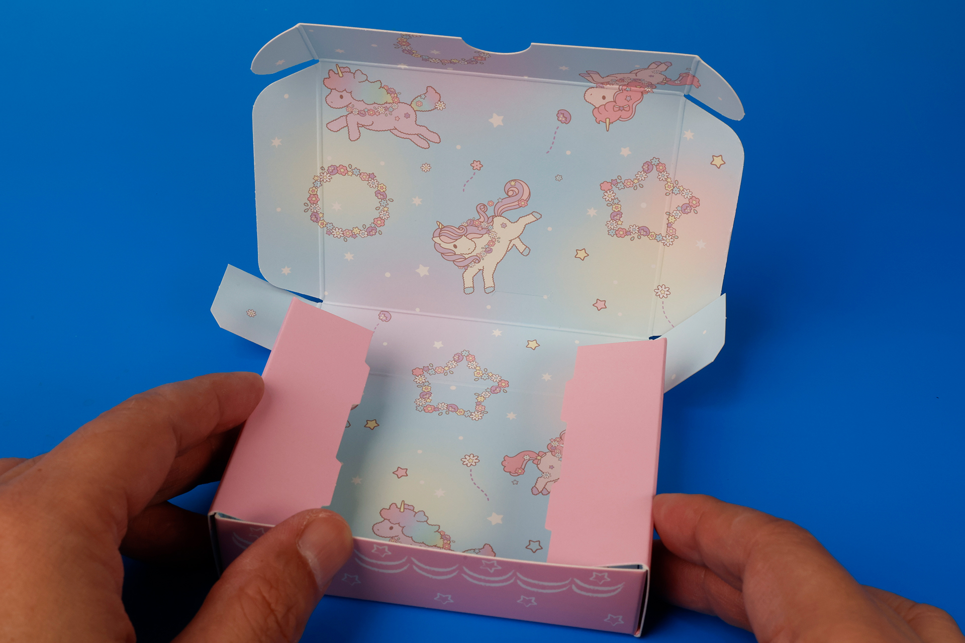 折り目に沿っていくだけで、比較的簡単に組み上げることができる