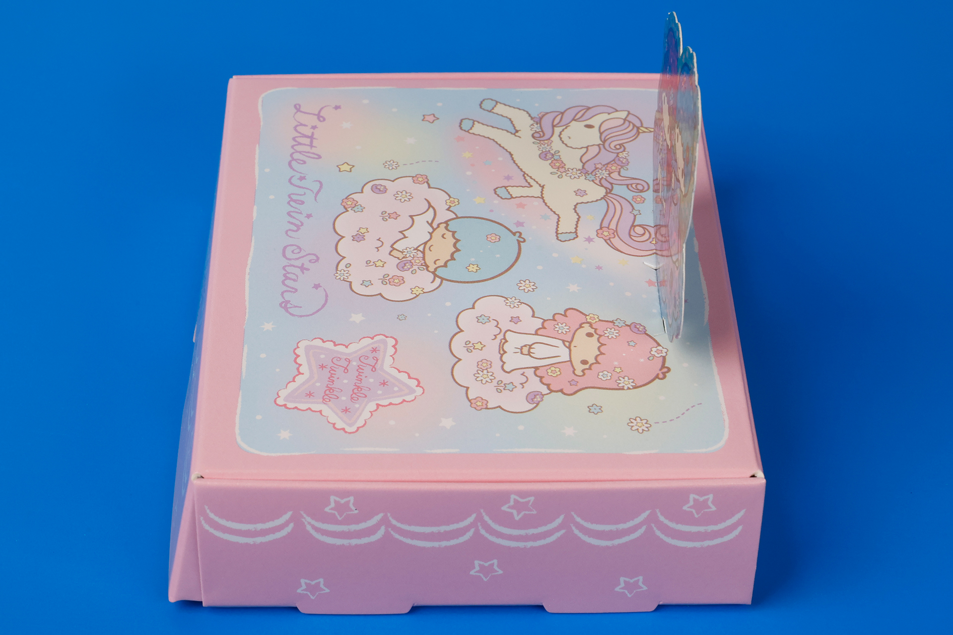 側面にもかわいらしい図柄が描かれている