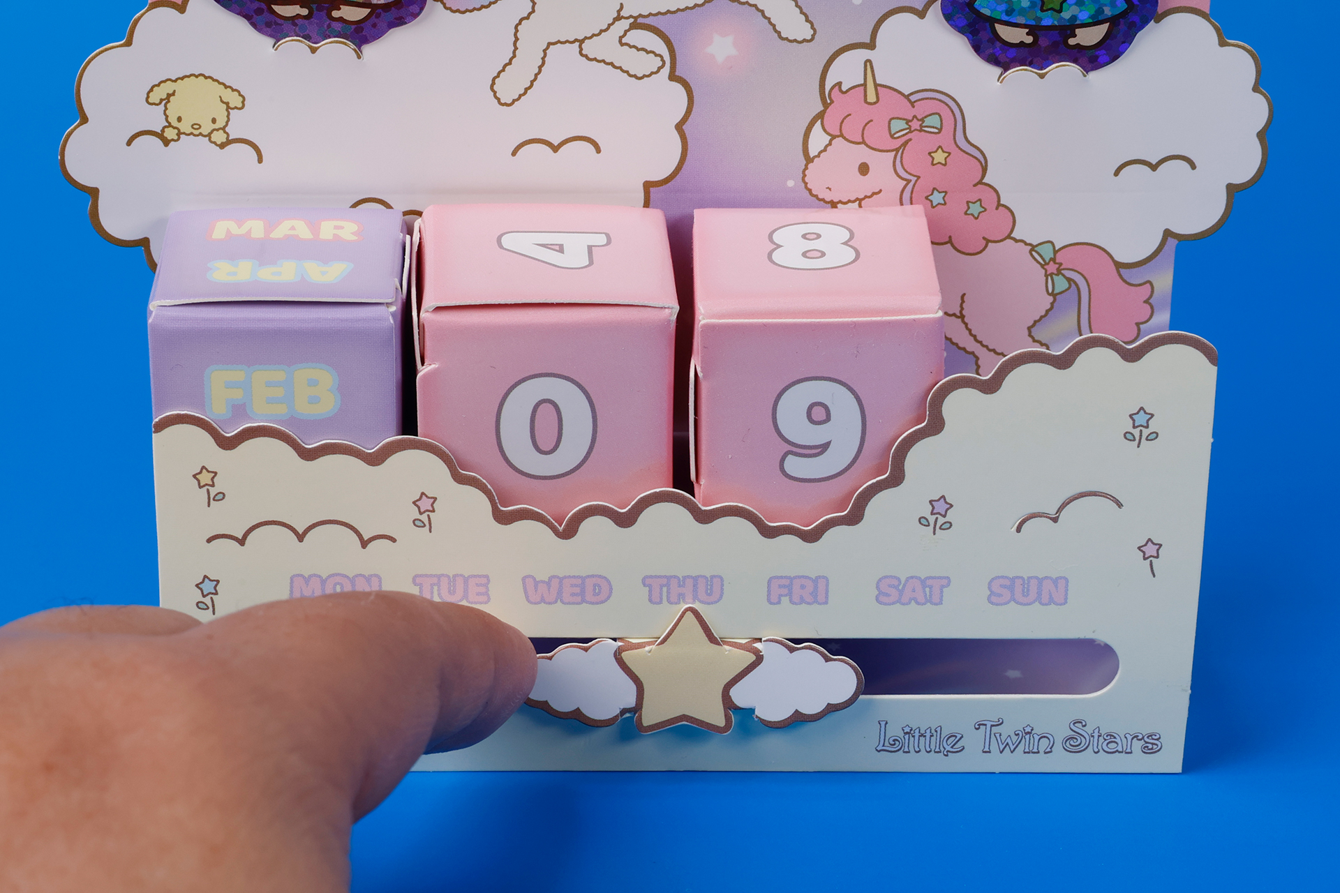 サイコロの麺で月日が設定できるだけではなく、星のマークを動かして曜日も設定可能だ