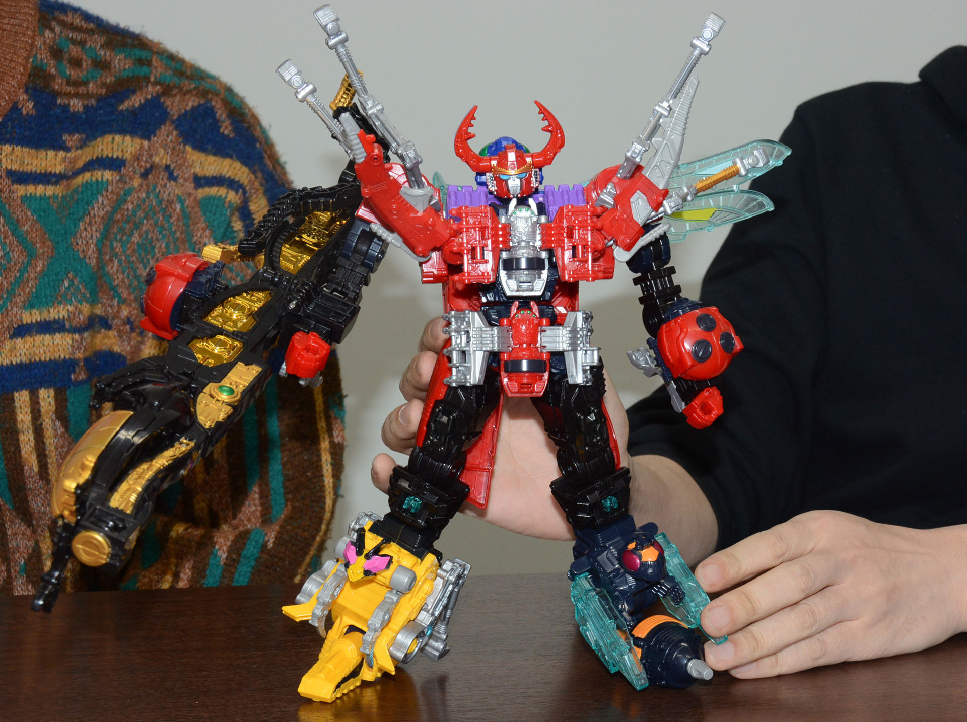 3月4日よりスタートするスーパー戦隊の新番組「王様戦隊キングオージャー」の主役ロボがキングオージャーだ。「DXキングオージャー」は3月4日発売、価格は9,350円。対象年齢は3歳以上