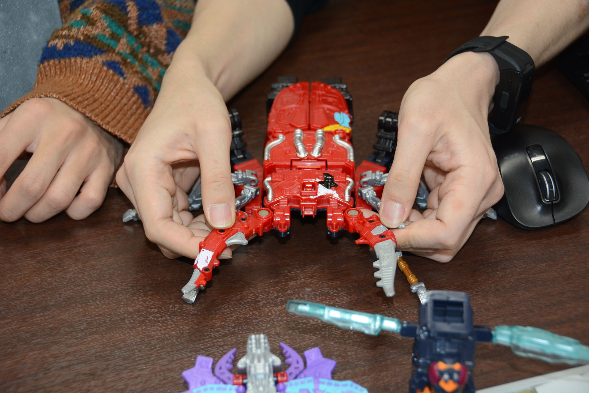 ゴットクワガタの可動範囲は多い。大顎は大きく開く。よく見ると左右でデザインが全く違うことも注目