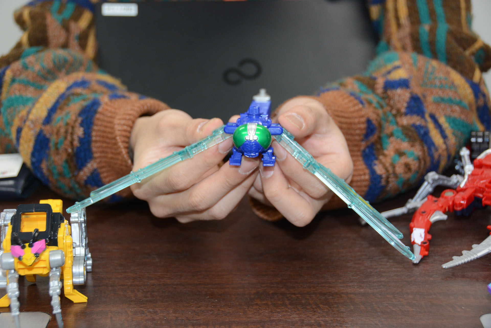 ゴットトンボの羽の基部は本物のトンボのように動く。虫らしさへのこだわりが随所に見られる