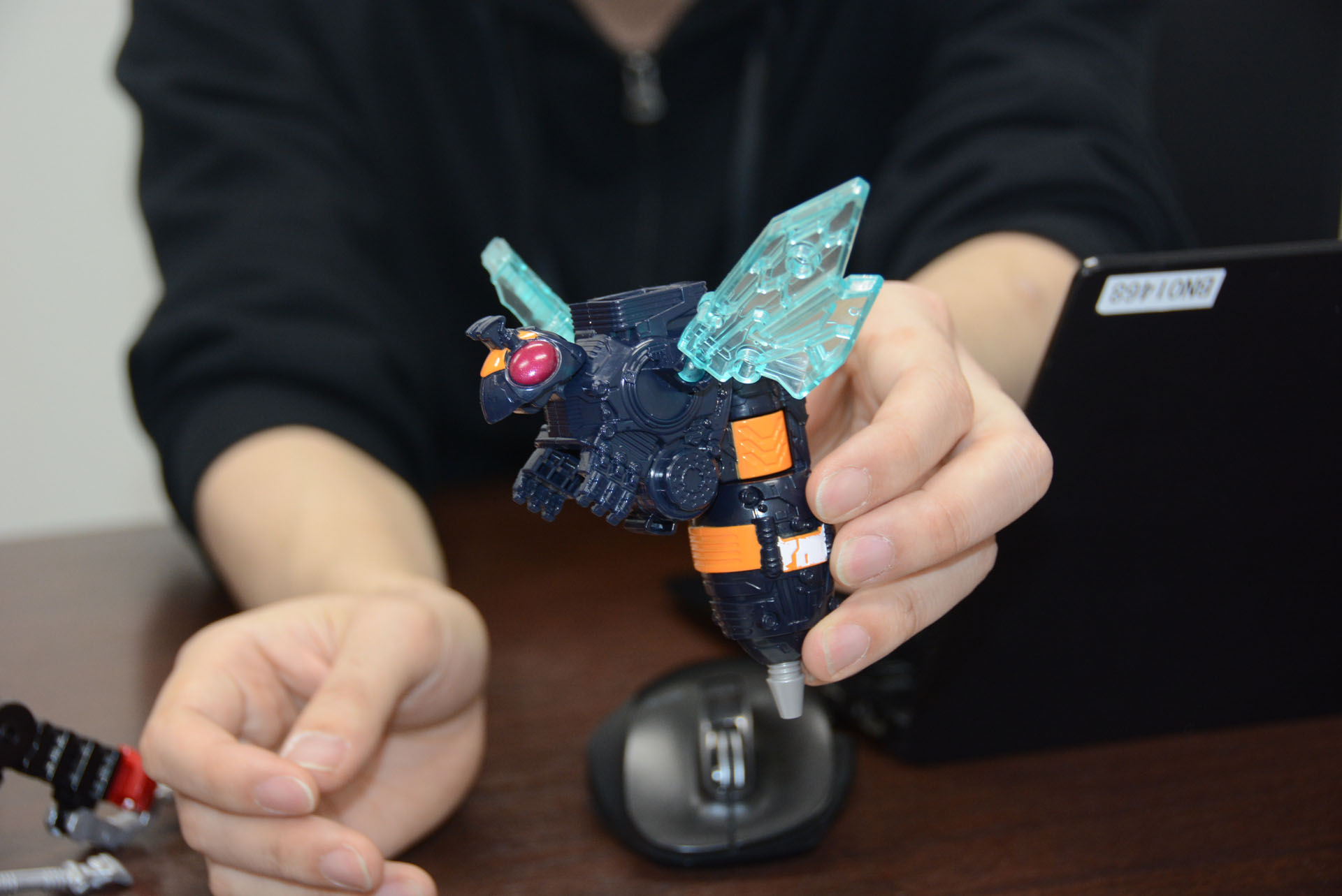 腹部や針の表現も細かいゴッドハッチ。羽根がクリアパーツなのも注目