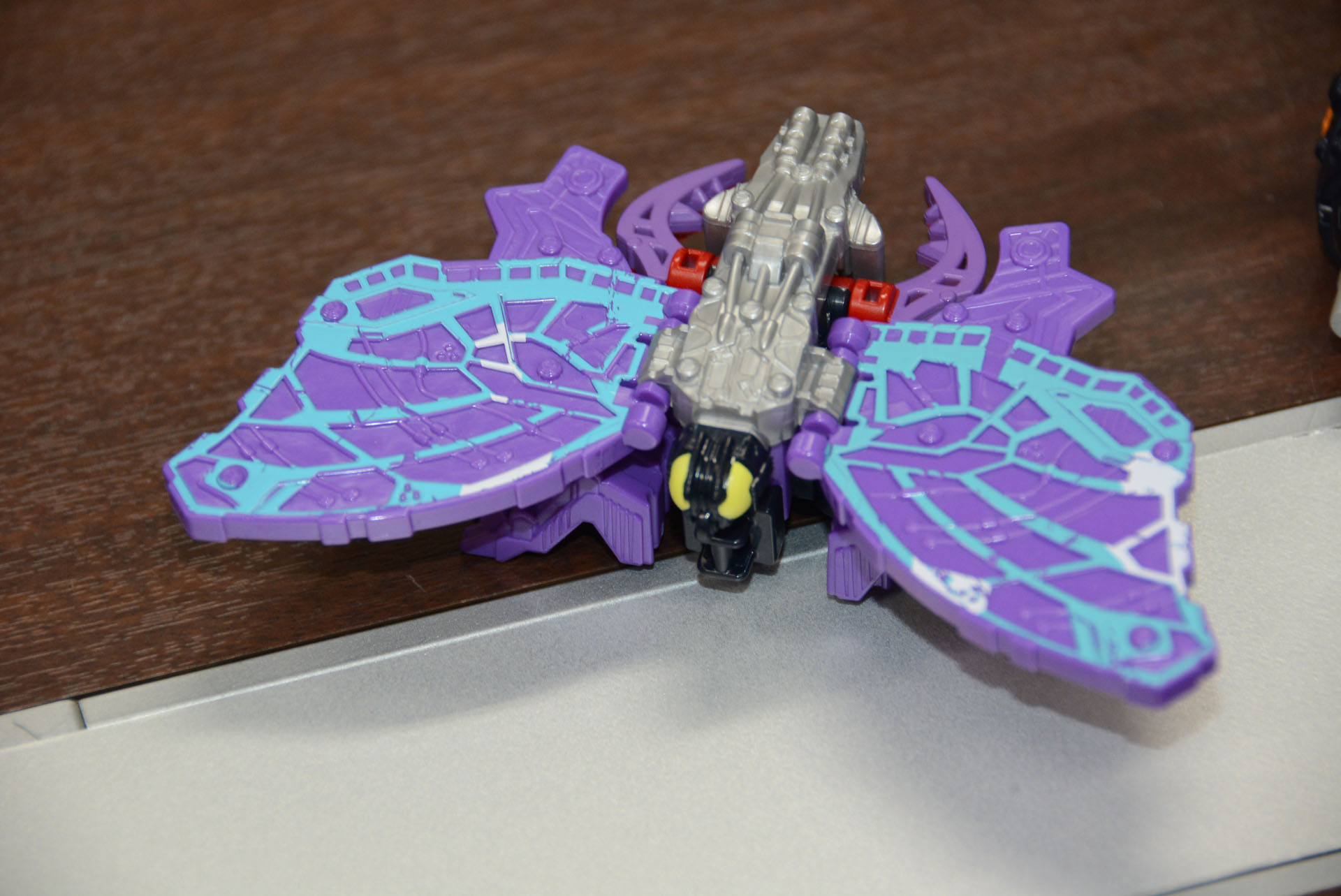 ゴッドパピヨンの羽根の塗装はかすれている。歴戦を戦い抜いた戦士なのだ