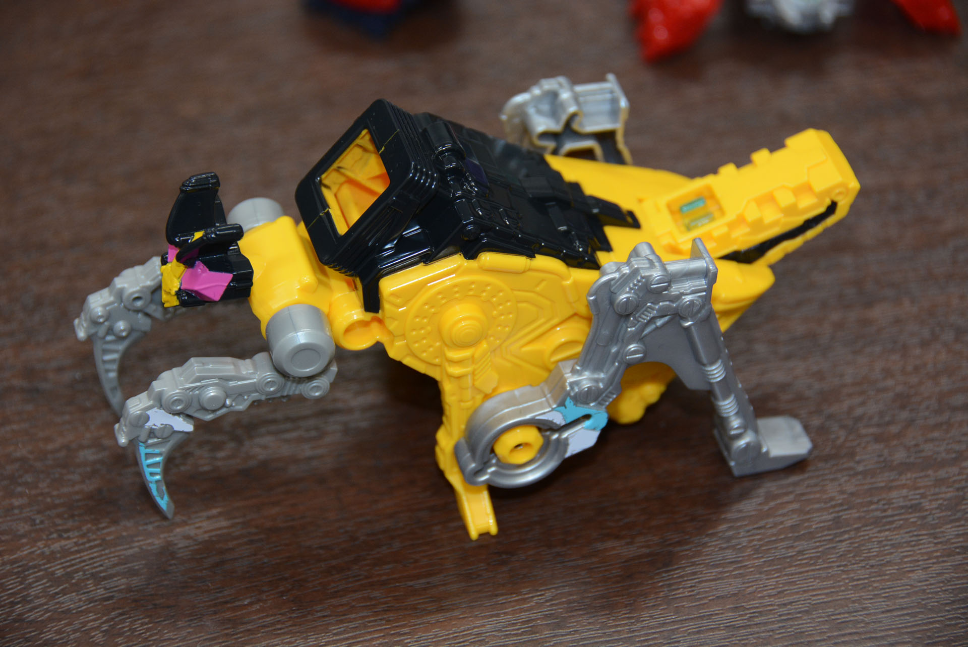 筆者お気に入りのゴッドカマキリ。よく見るとブーツのかかとを地につけ斜めにしたシンプルな変形機構なのだが、ちゃんとカマキリらしいシルエットになっている