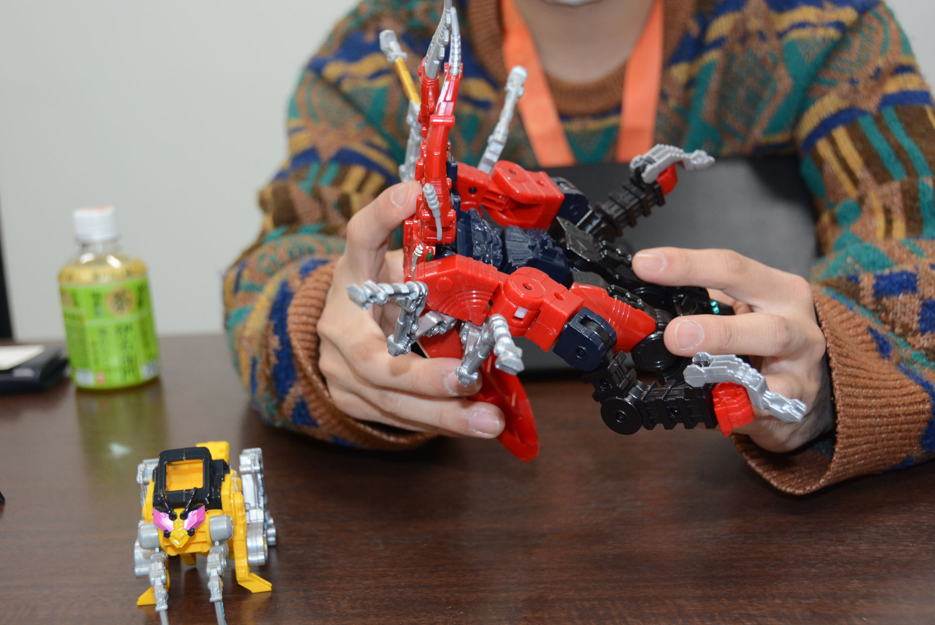 ゴットクワガタの体を折り曲げると、キングオージャーの胴体、両腕、膝までができあがる